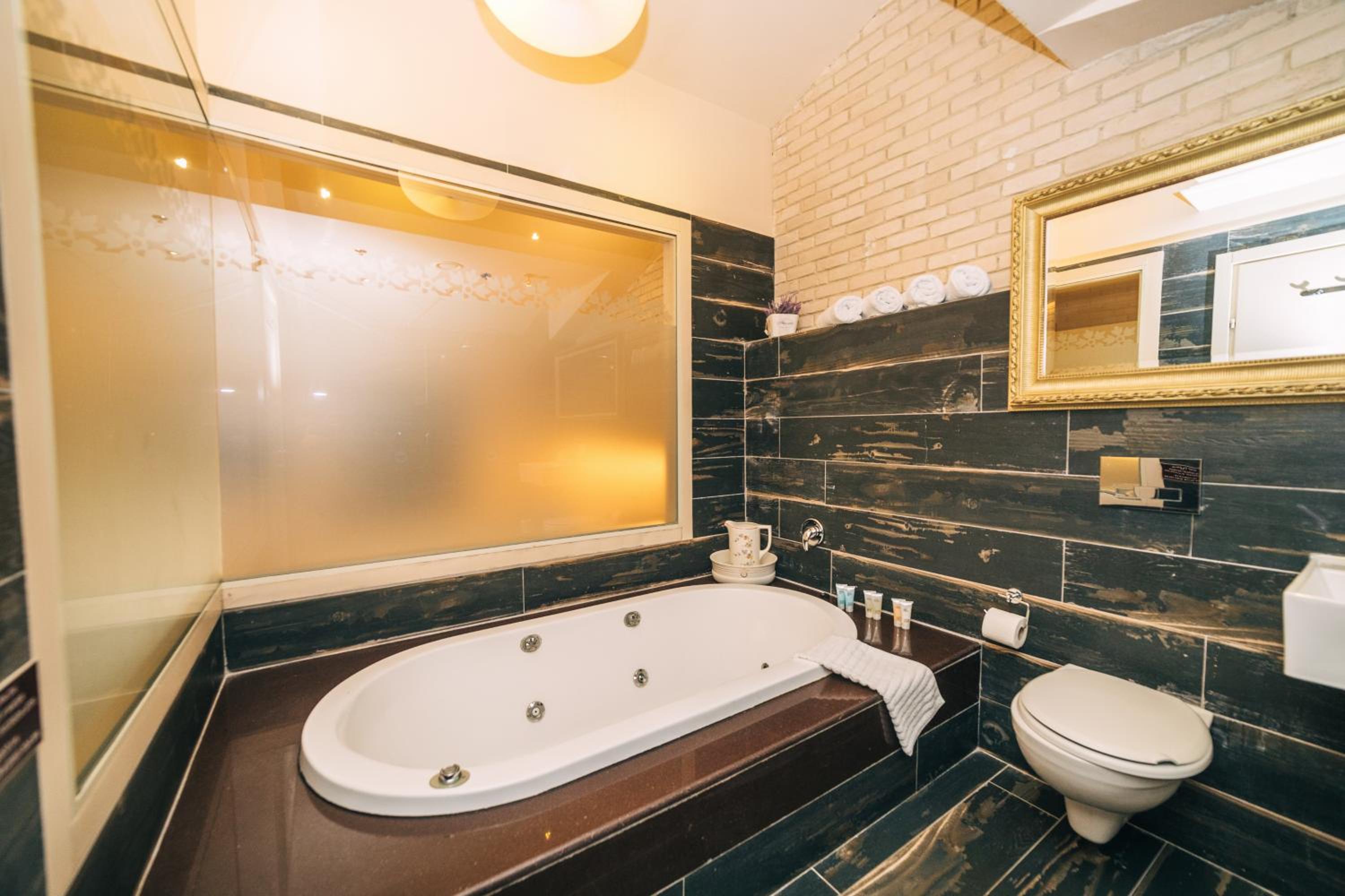 Jacuzzi Deluxe Room with Balcony