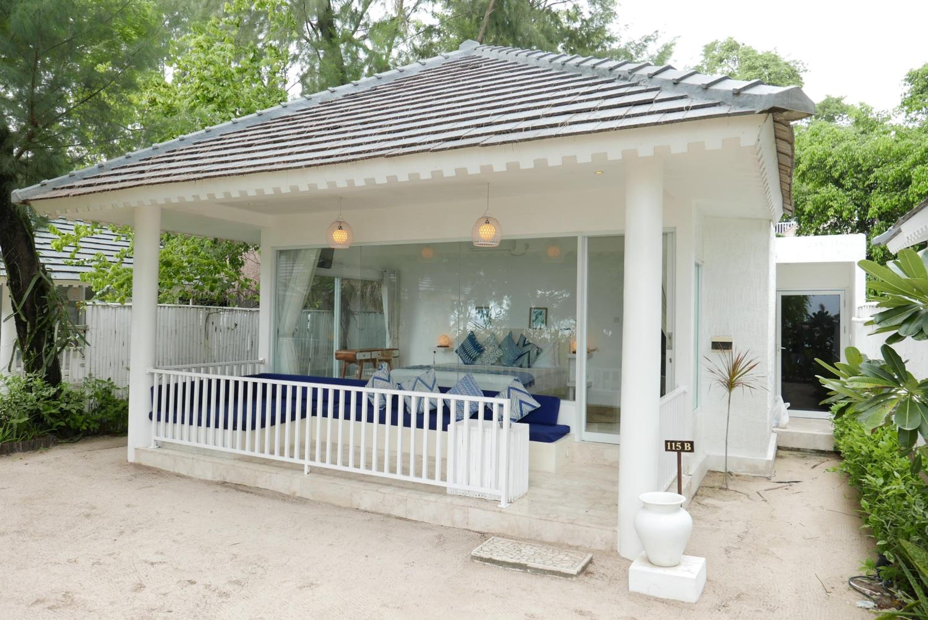 Beach Bungalow with Sea View