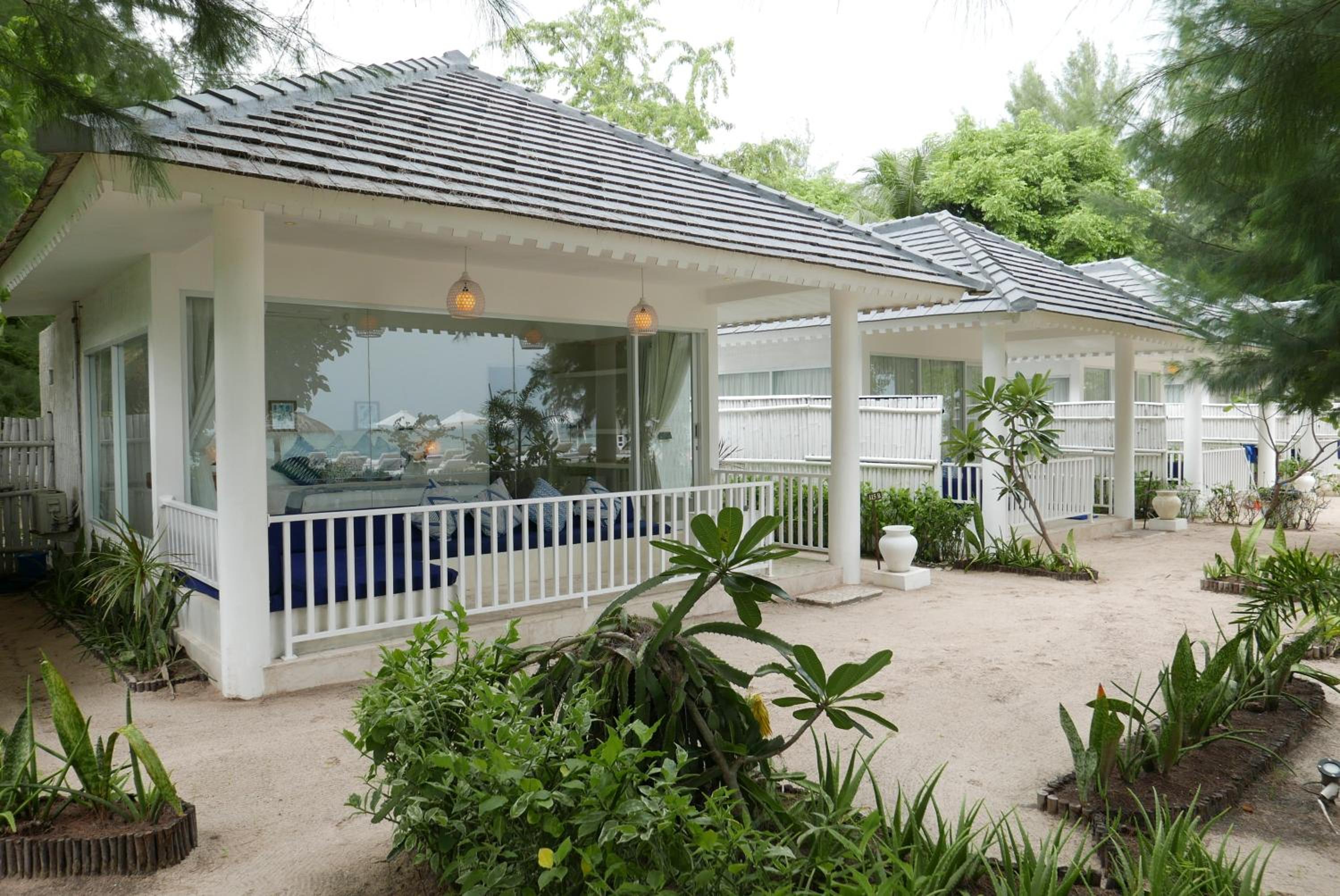 Beach Bungalow with Sea View