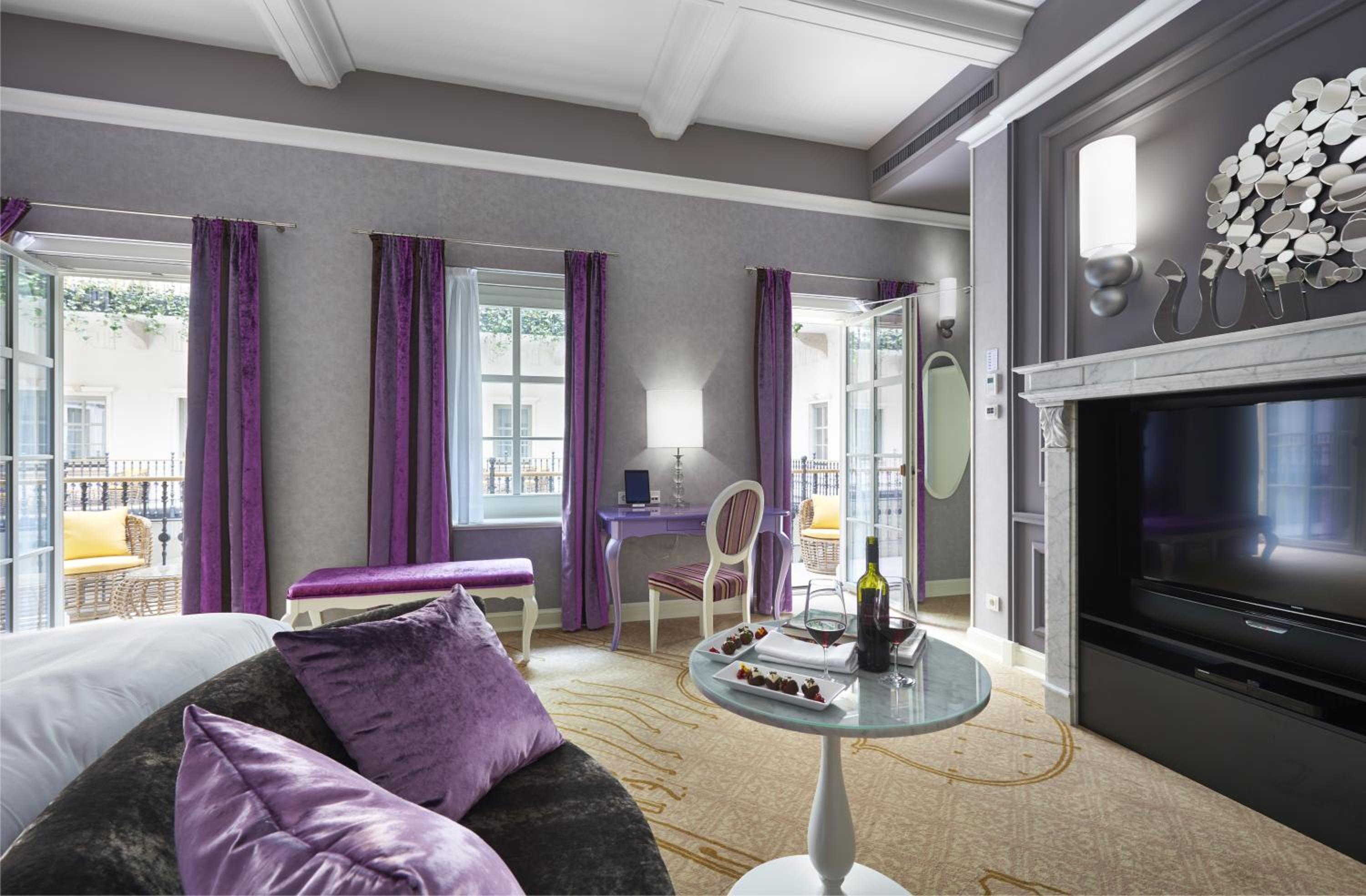 Aria Signature - Large Luxury King Room 