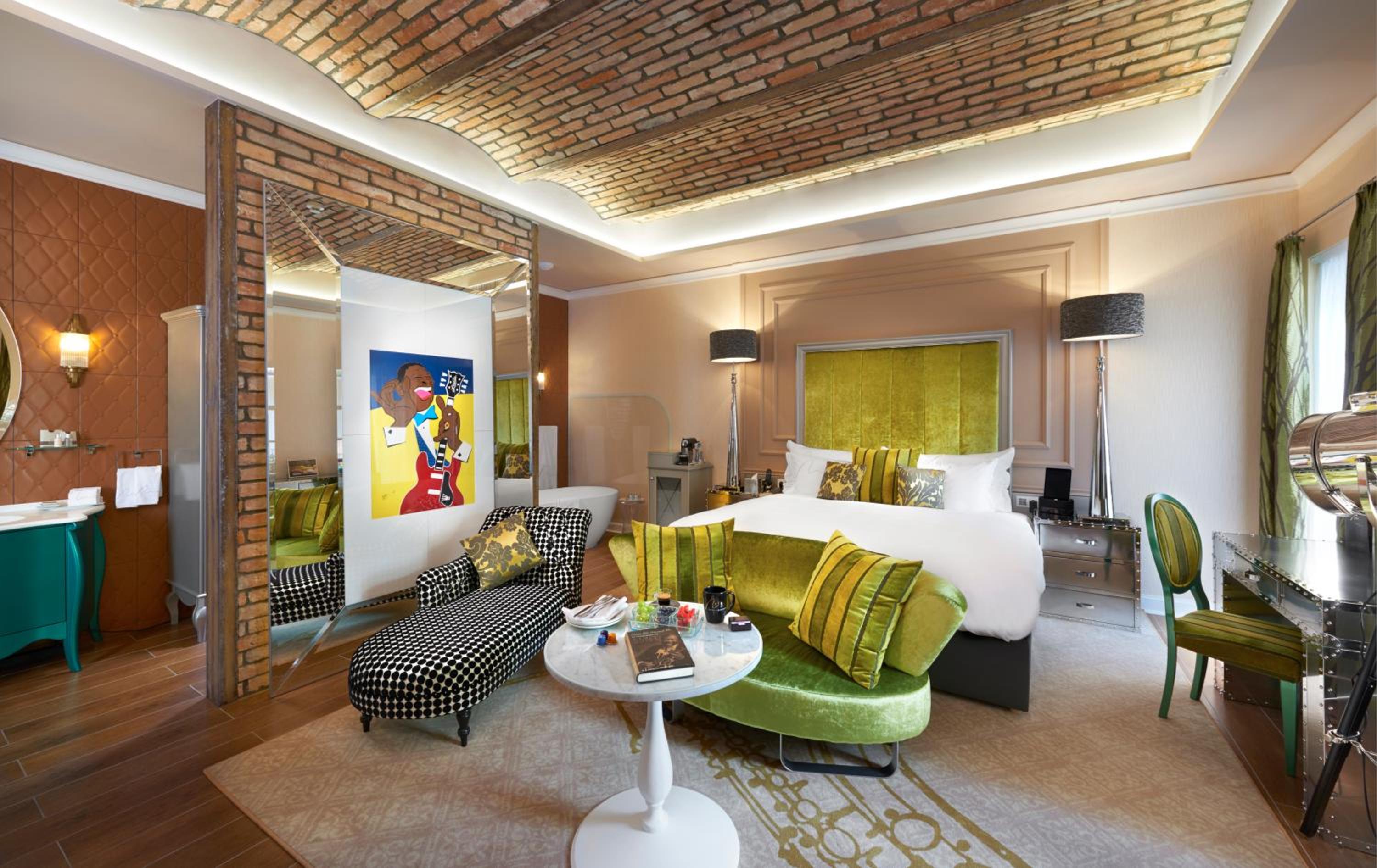 Aria Signature - Large Luxury King Room 