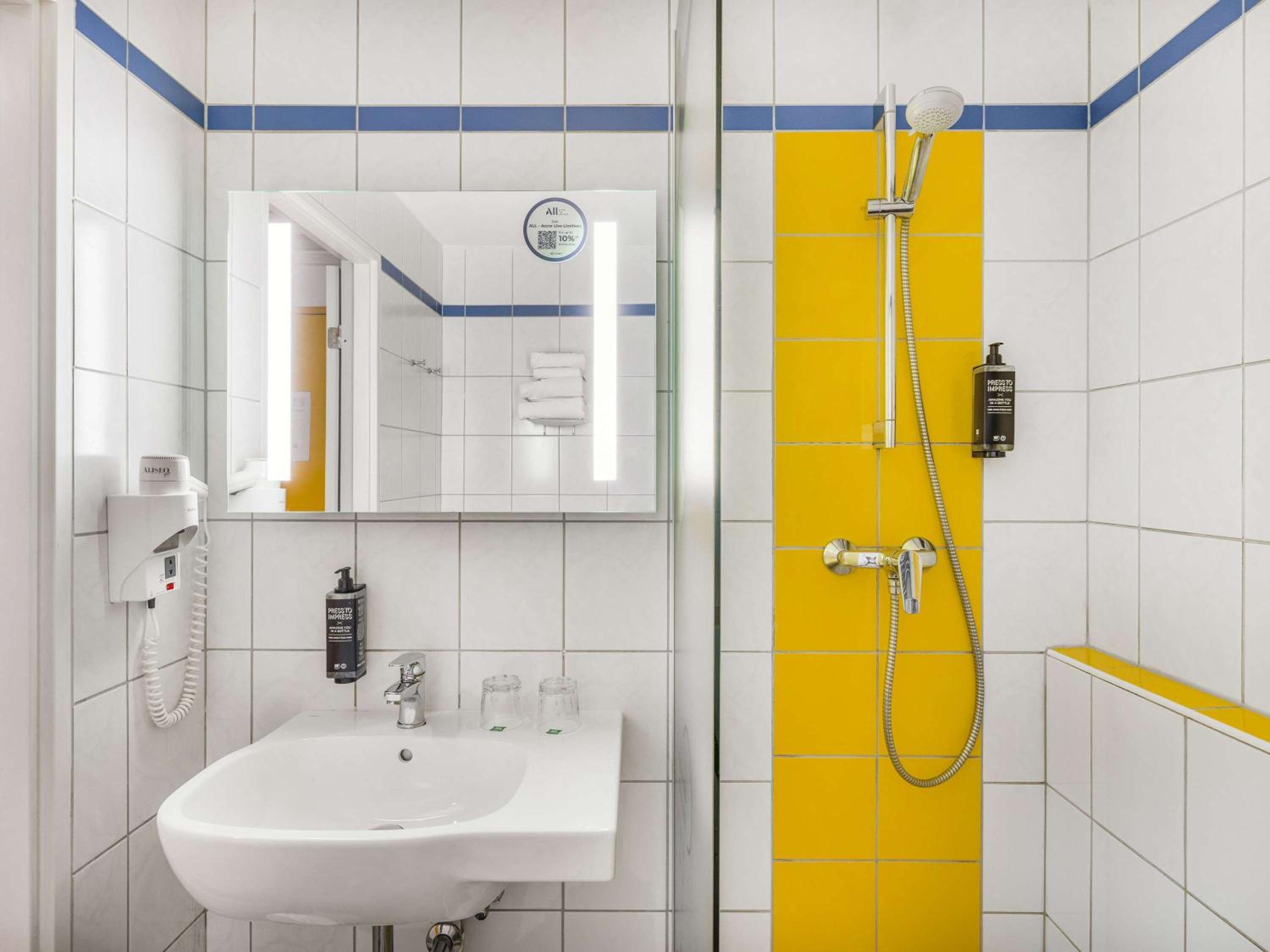 Design Room with Two Single Beds