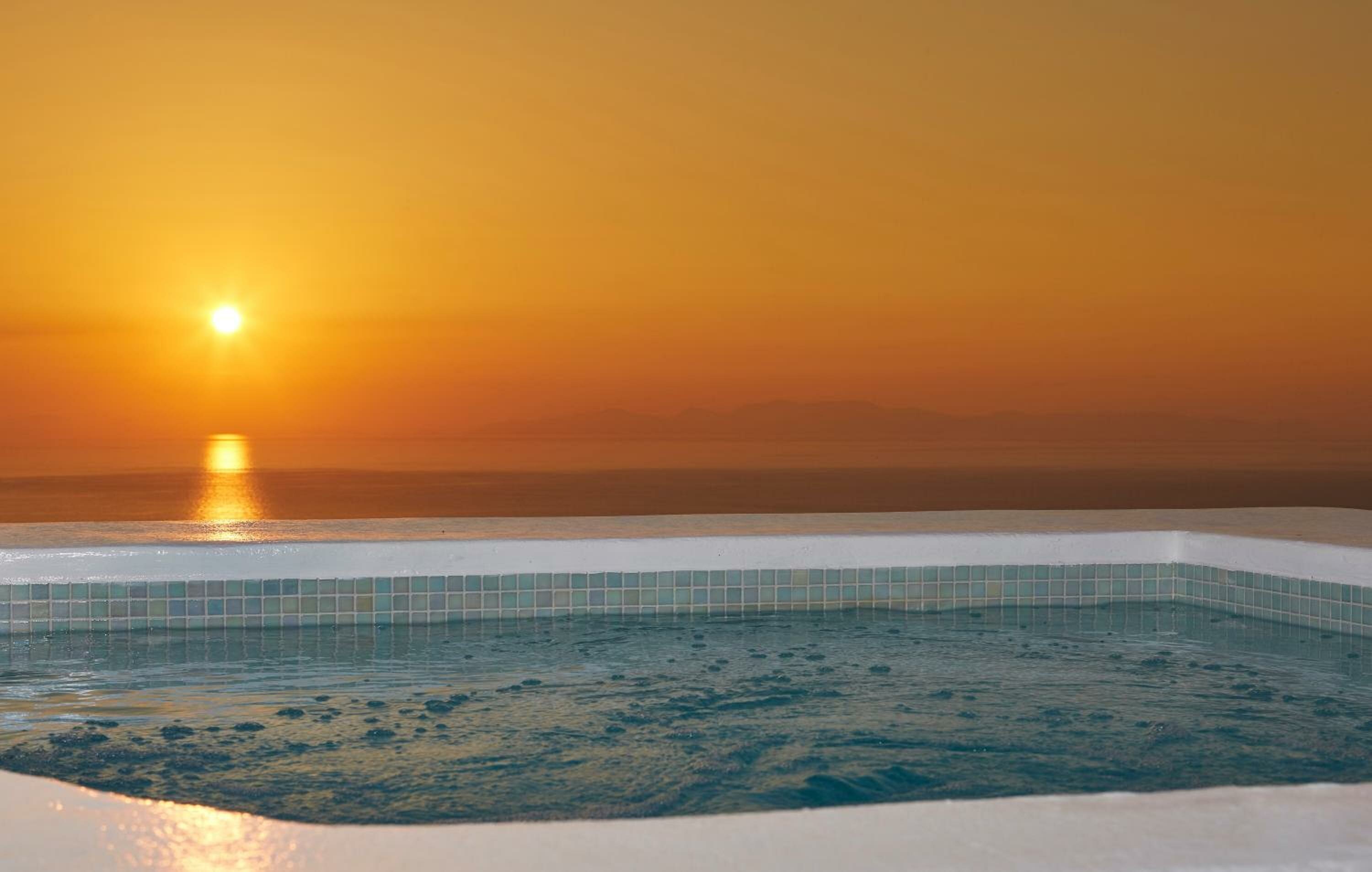 Deluxe Suite with Sea View & outdoor Jacuzzi