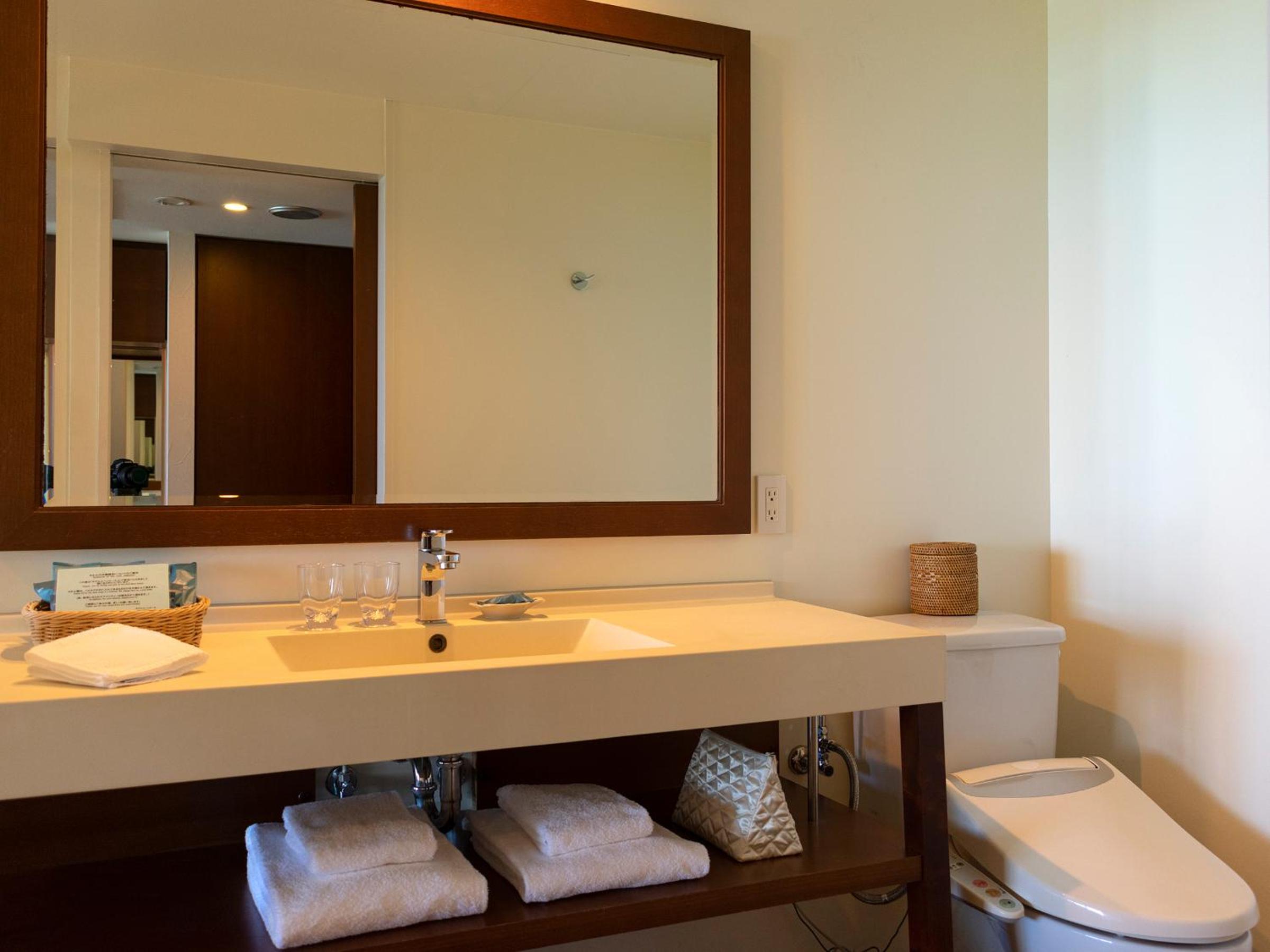 Club Superior Twin Room with Ocean View and Lounge Access - Non-Smoking