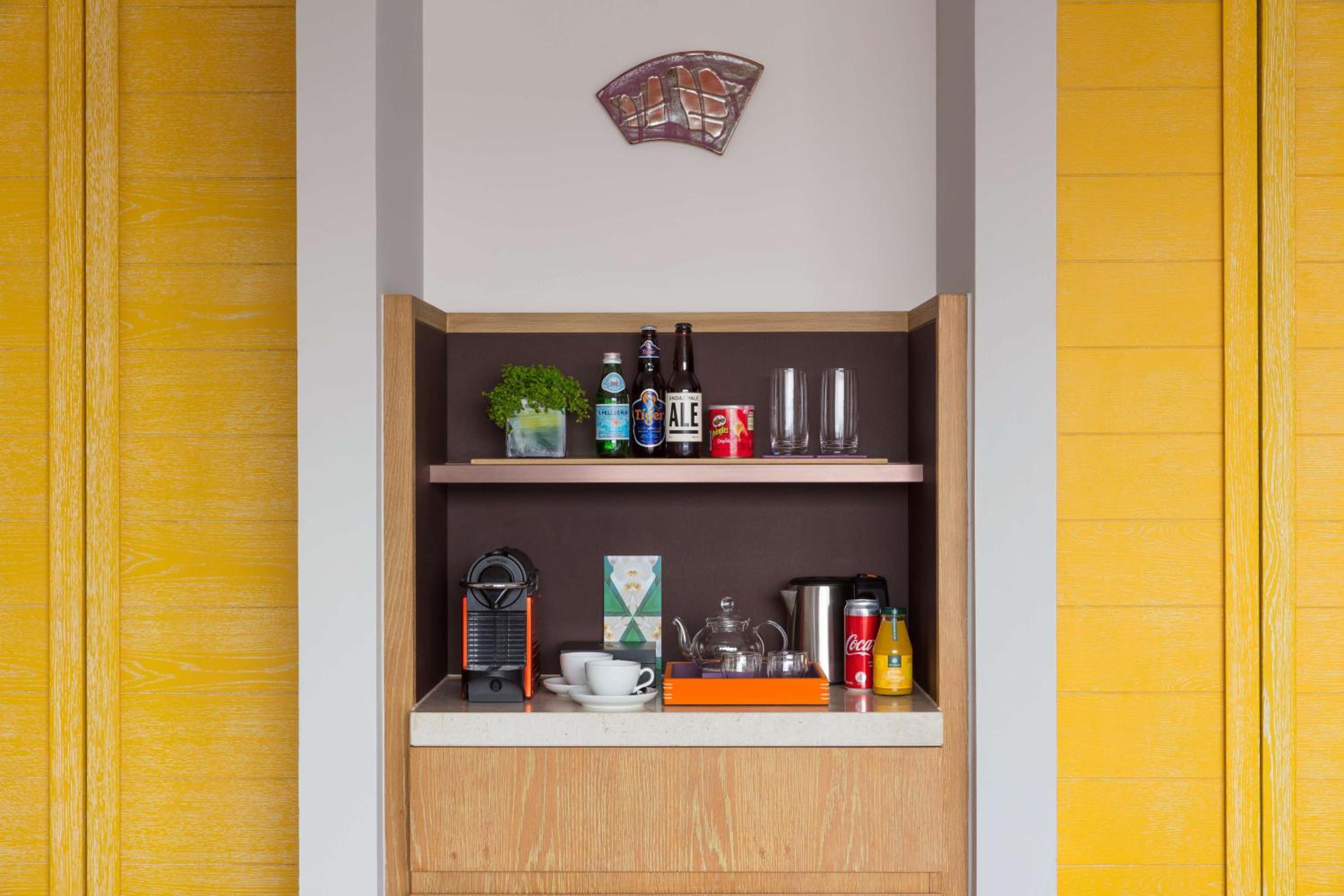 Deluxe Corner King Room with City View