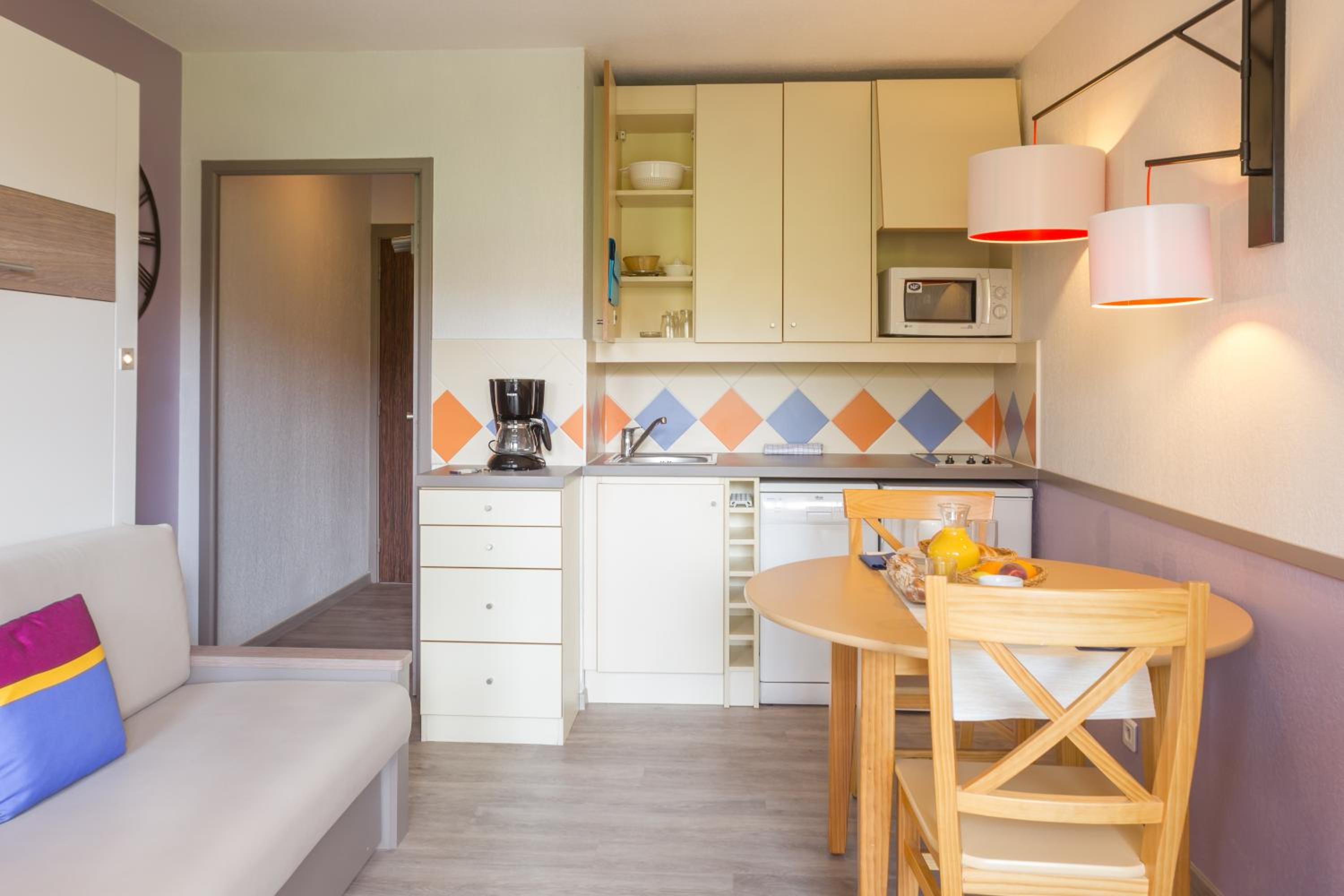 Studio (2 people) - Court Side