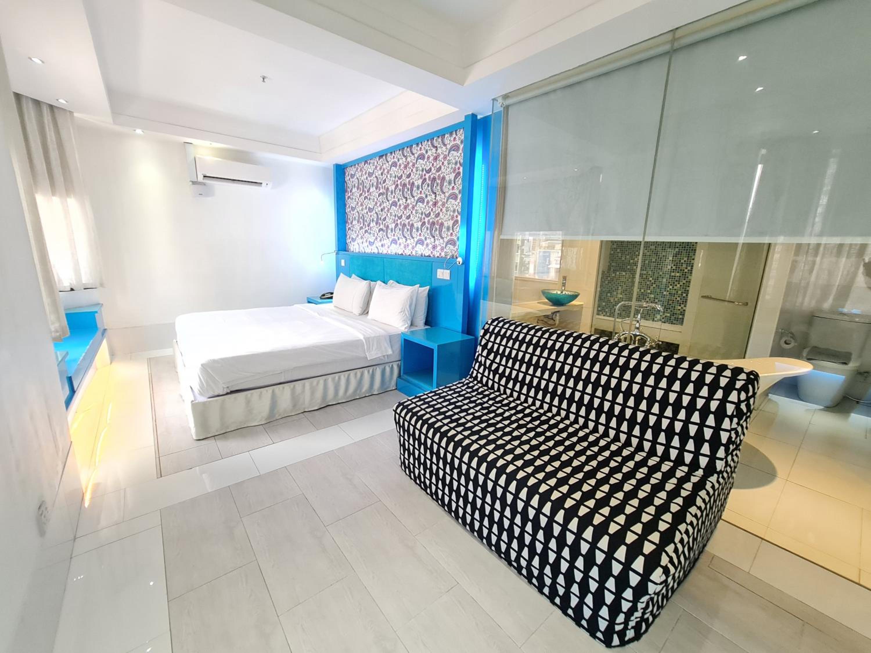 Annex Deluxe Suite (nonsmoking room)