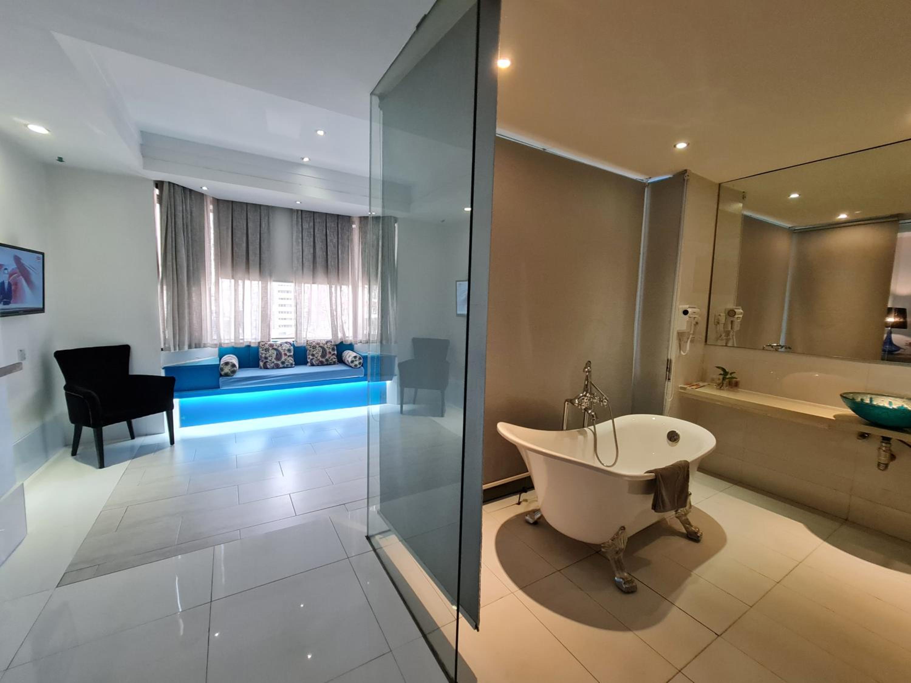 Annex Deluxe Suite (nonsmoking room)