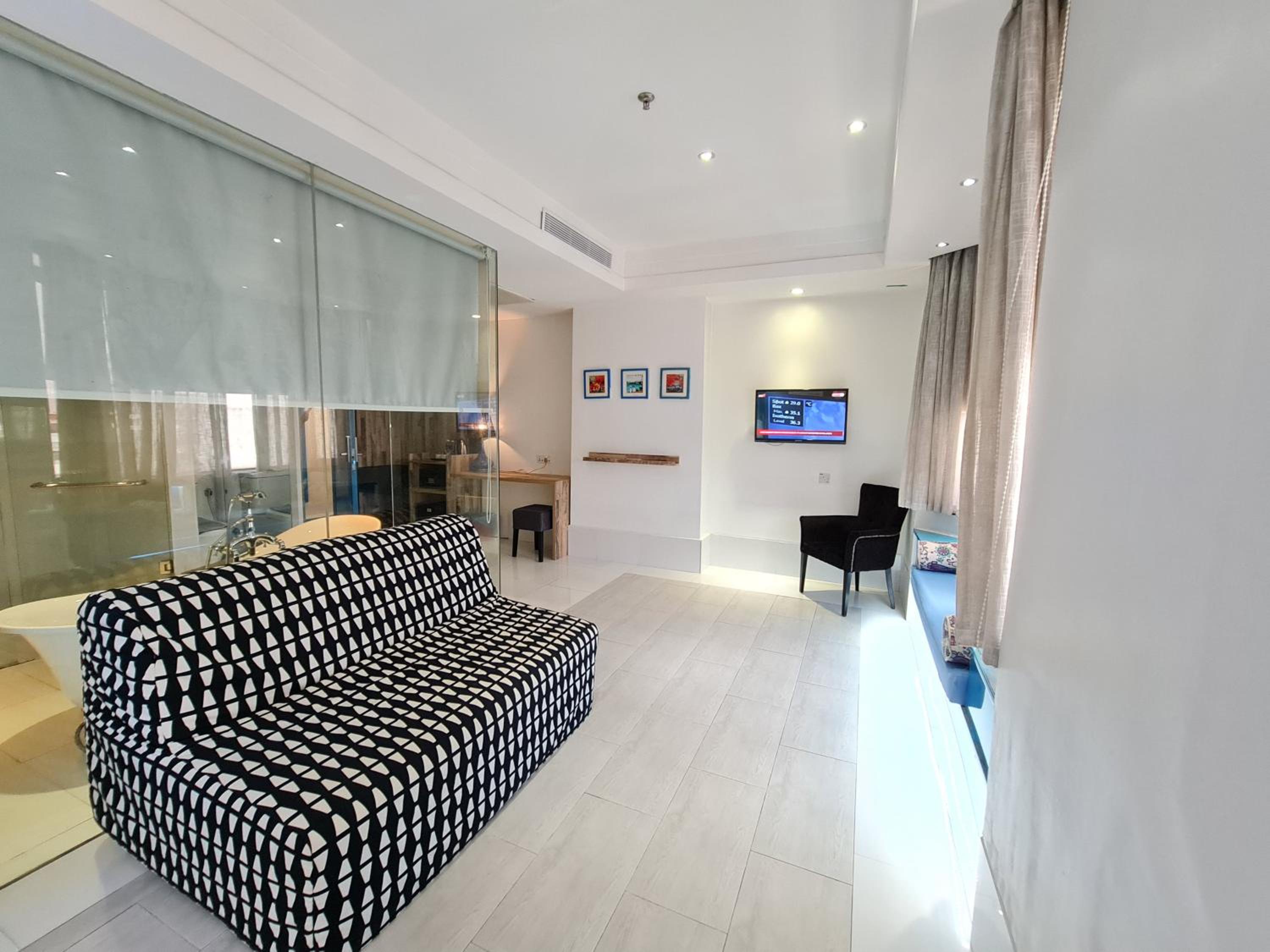 Annex Deluxe Suite (nonsmoking room)