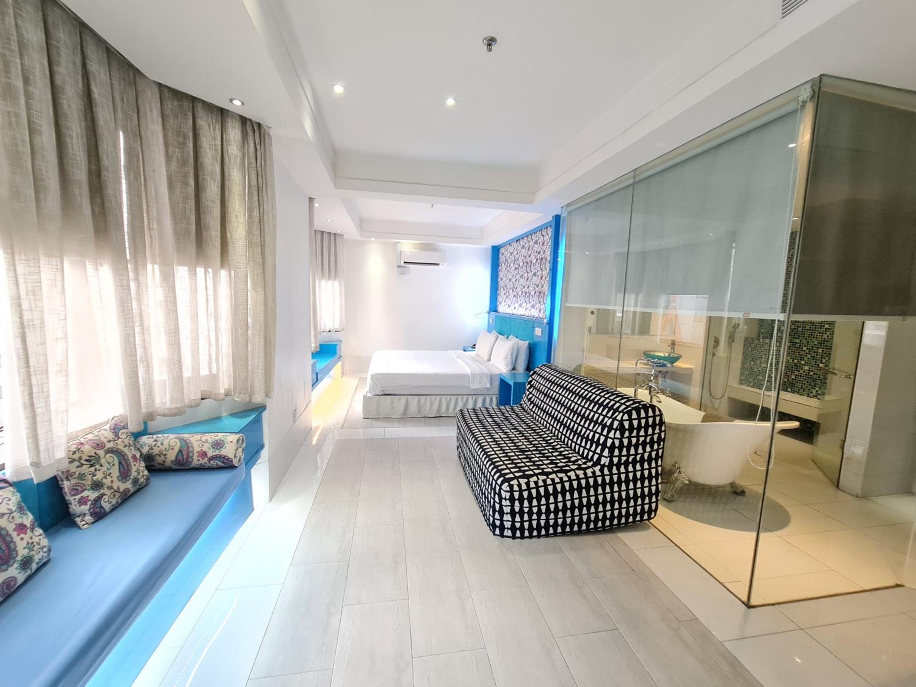 Annex Deluxe Suite (nonsmoking room)