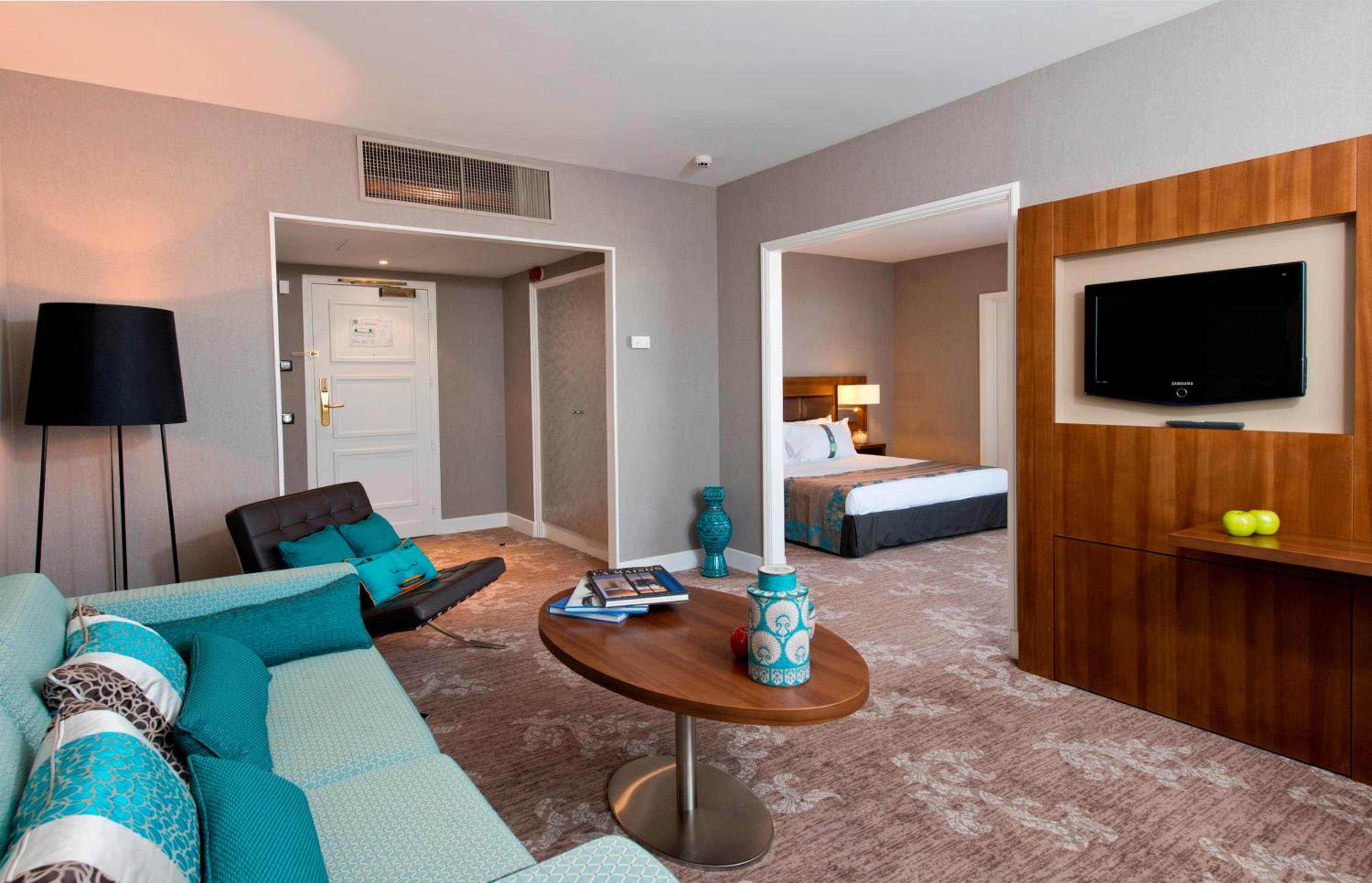 King Suite - Non-Smoking