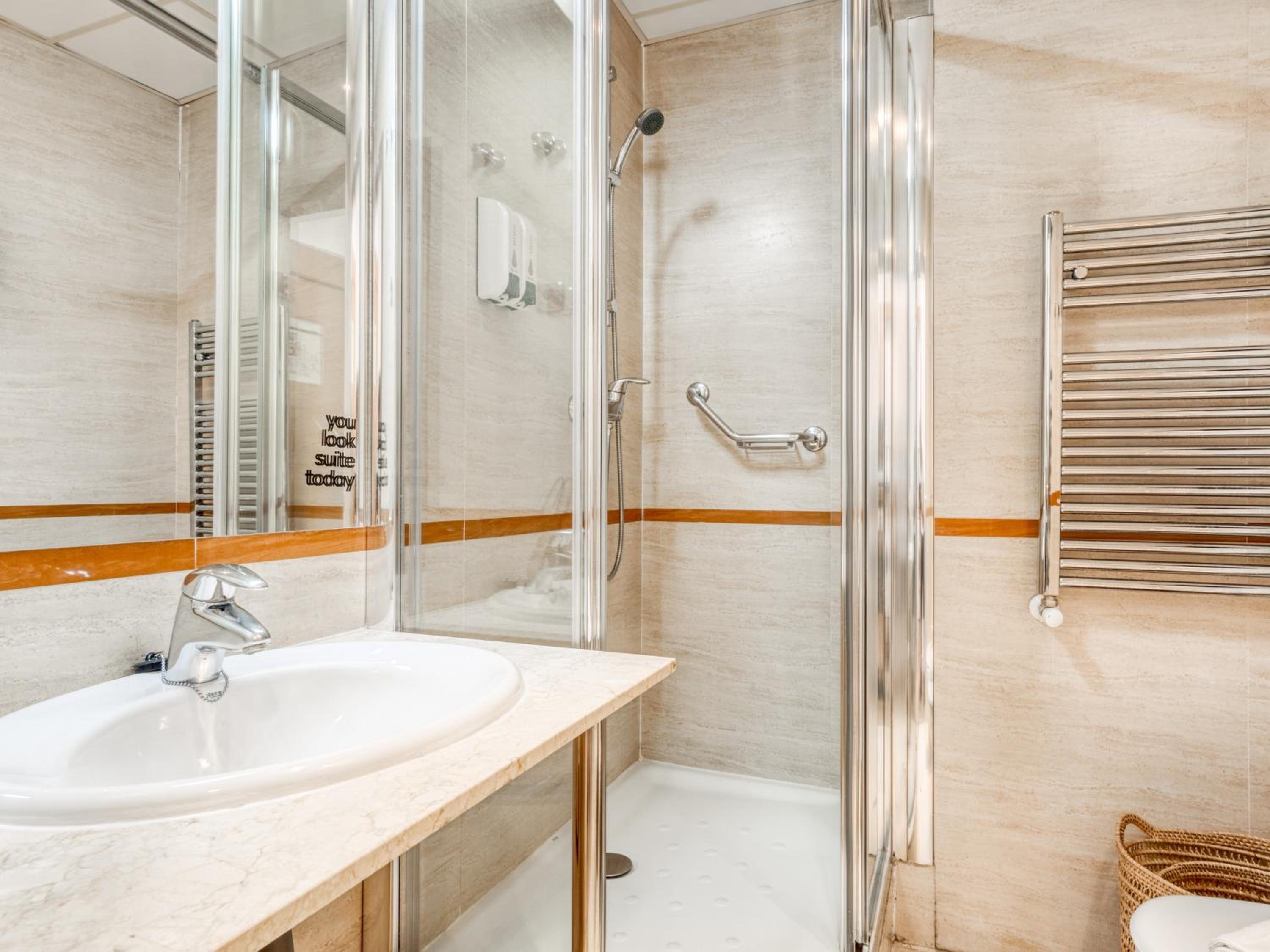 One-Bedroom Apartment L