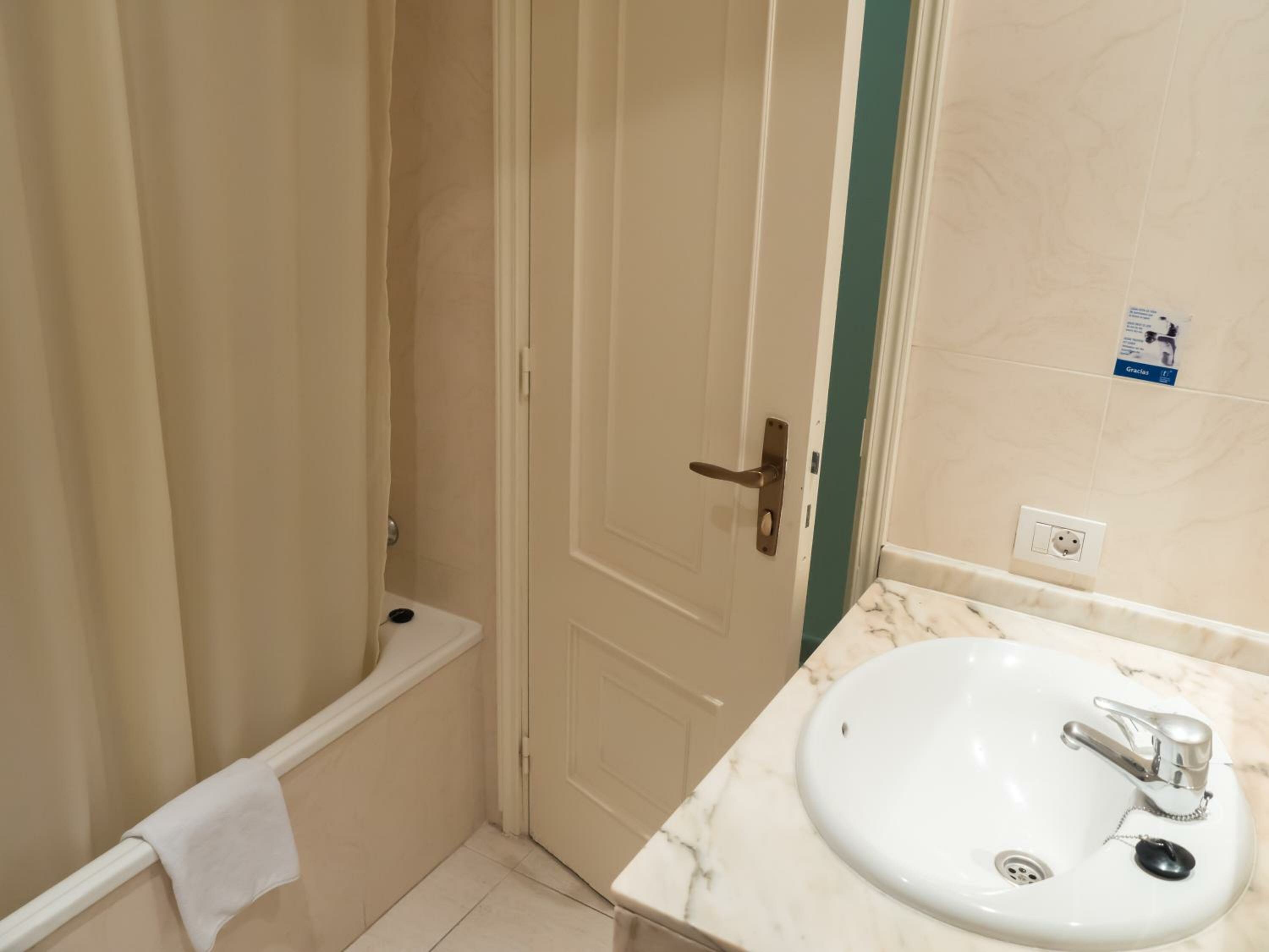 Apartment with Pool View 