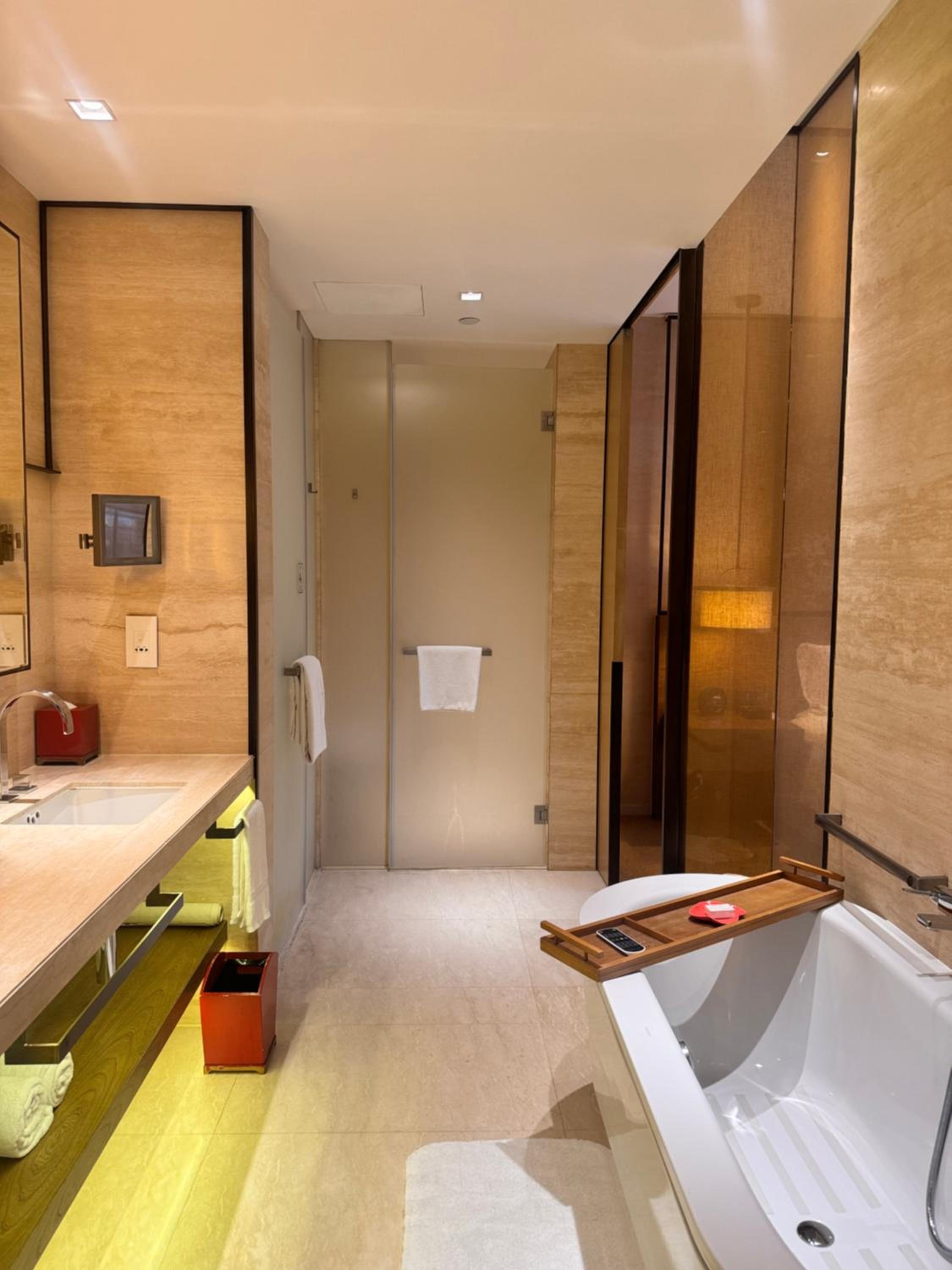 Deluxe King Suite with Round Day Bed