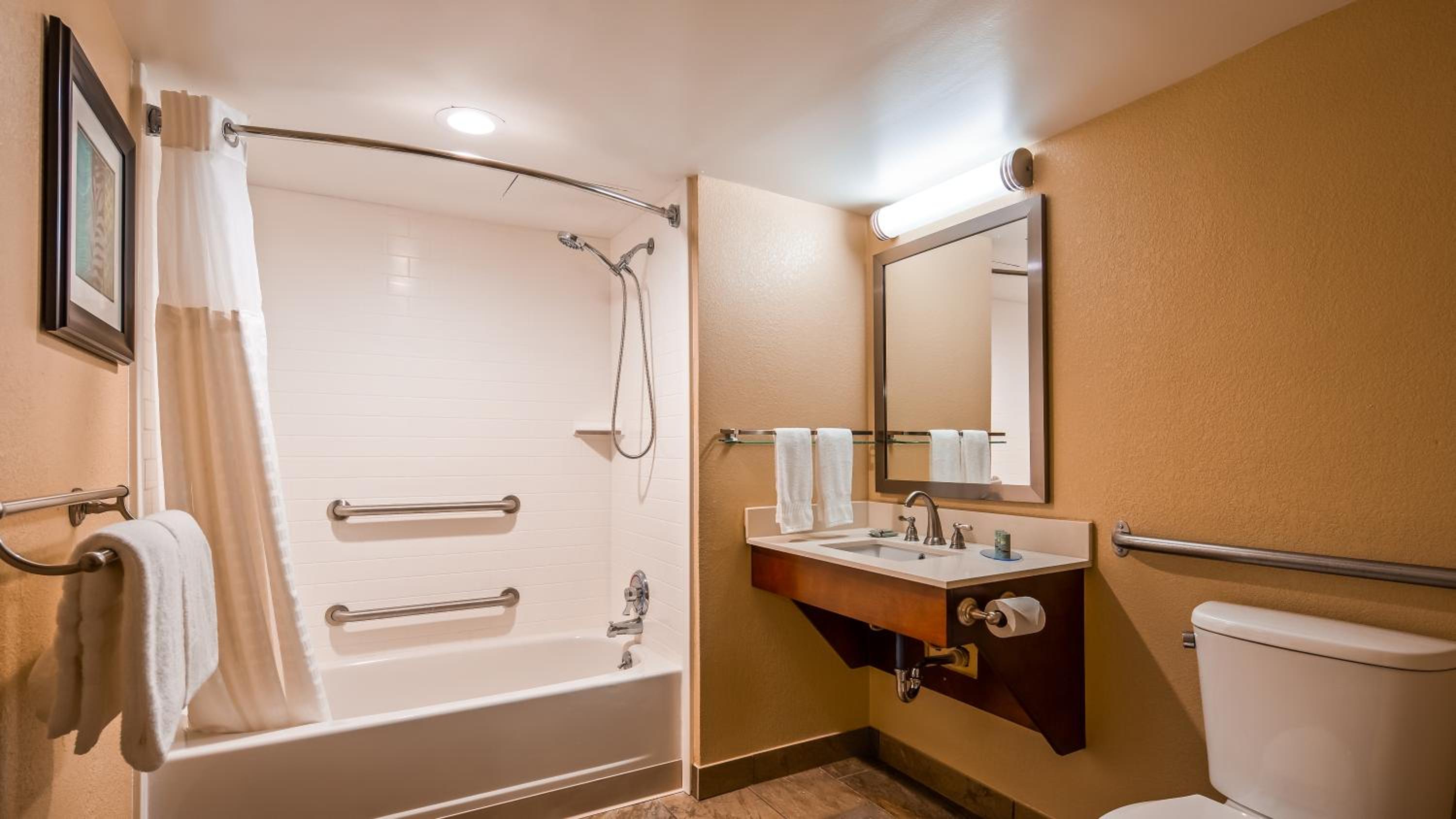King Room with Bath Tub - Mobility Accessible