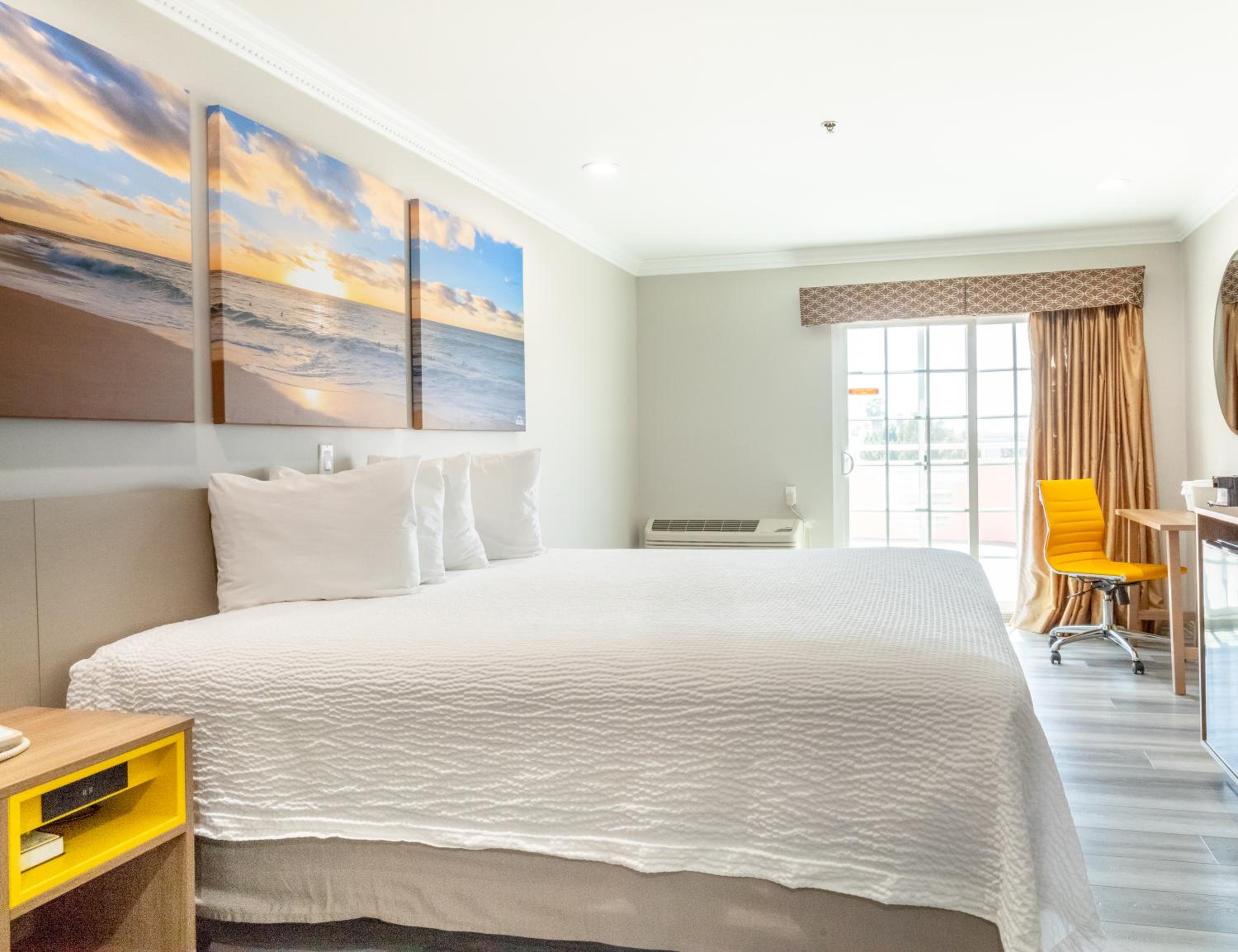 Deluxe King Room with Balcony - Non-Smoking