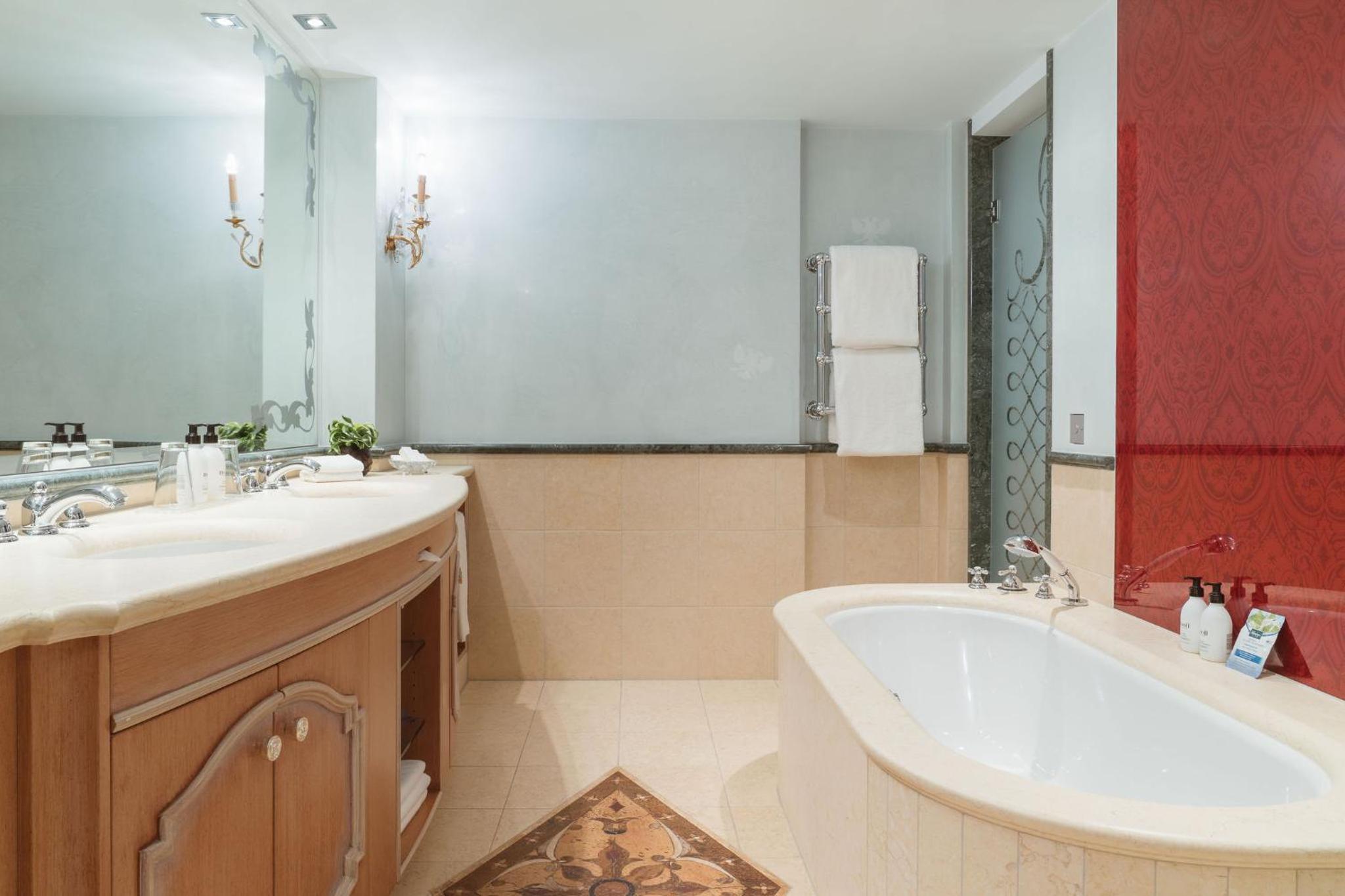 Carlton Suite with Lake View 