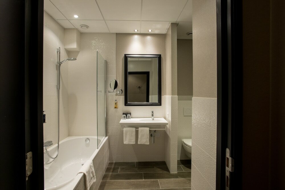 Standard Double Room, Bathtub