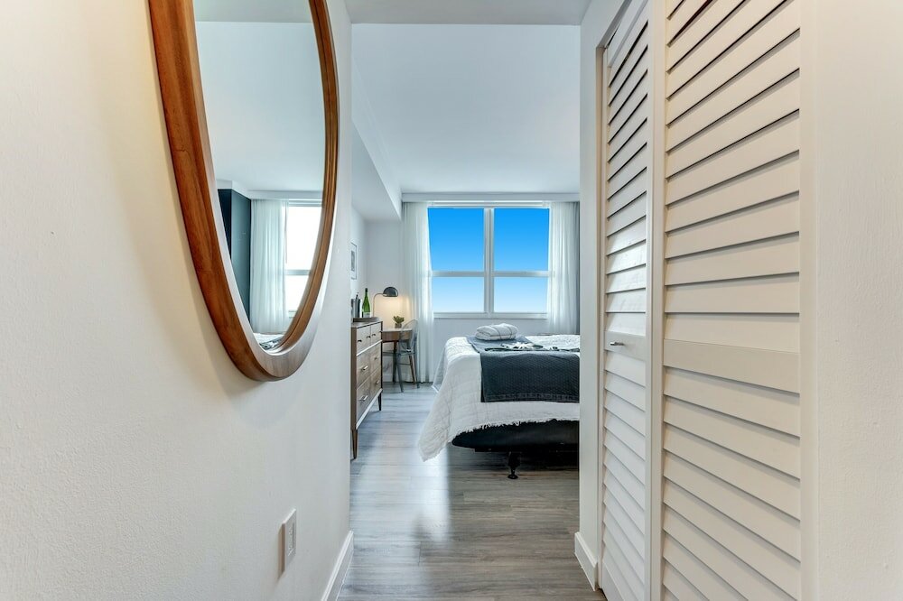 Beautiful City View Room in Coconut Grove ( NO BALCONY OR KITCHEN)