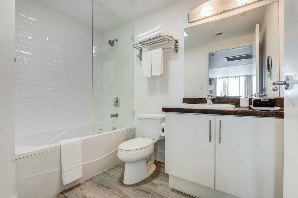 Beautiful City View Room in Coconut Grove ( NO BALCONY OR KITCHEN)