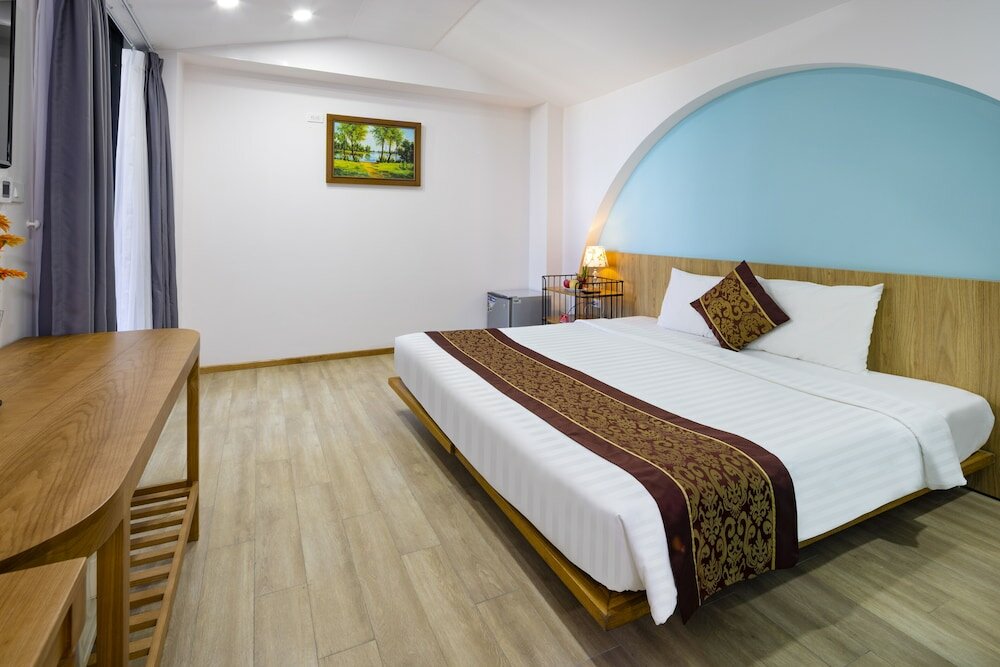 Senior Double Room, Partial Sea View