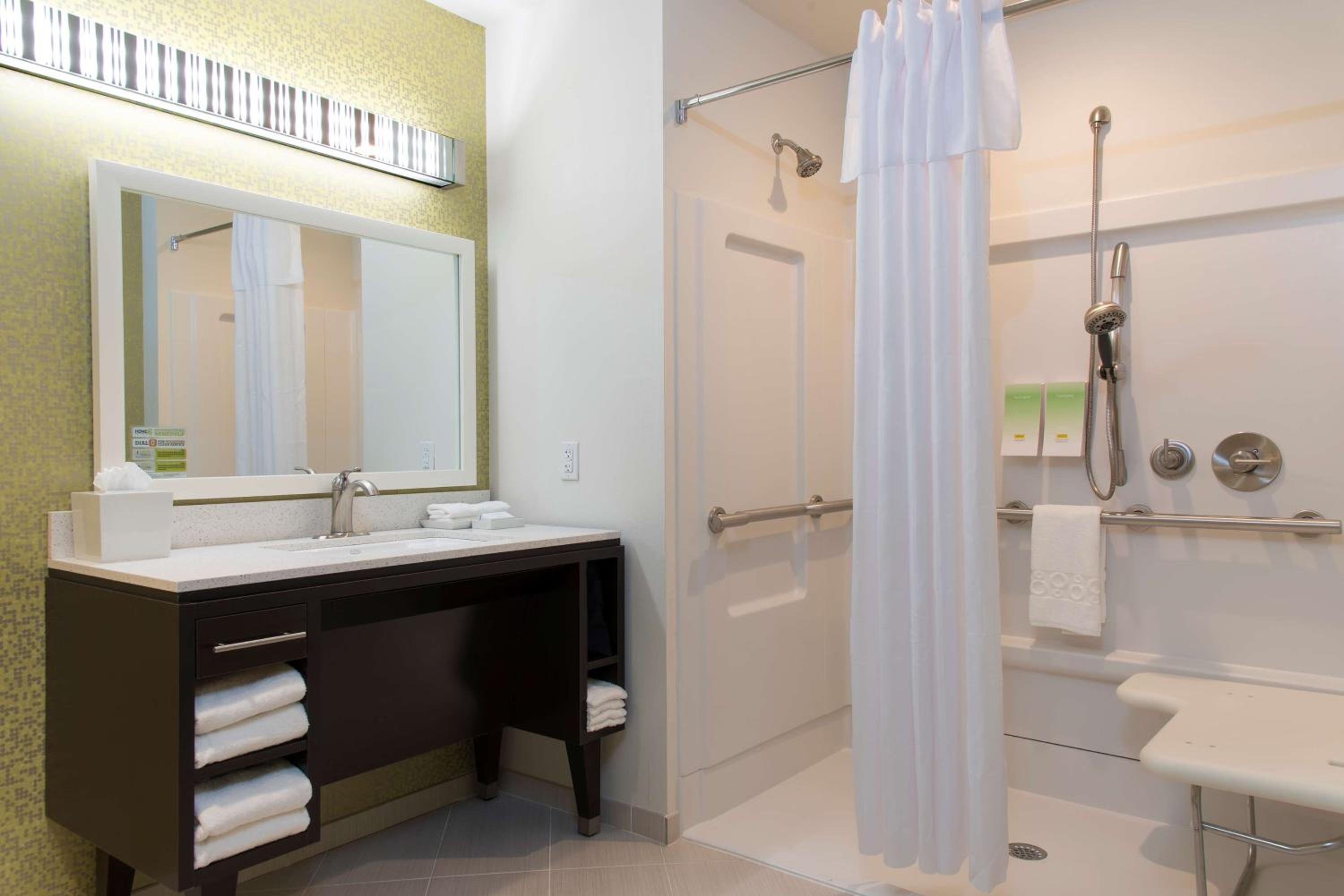 Queen Studio with Roll-In Shower - Mobility Access/Non-Smoking