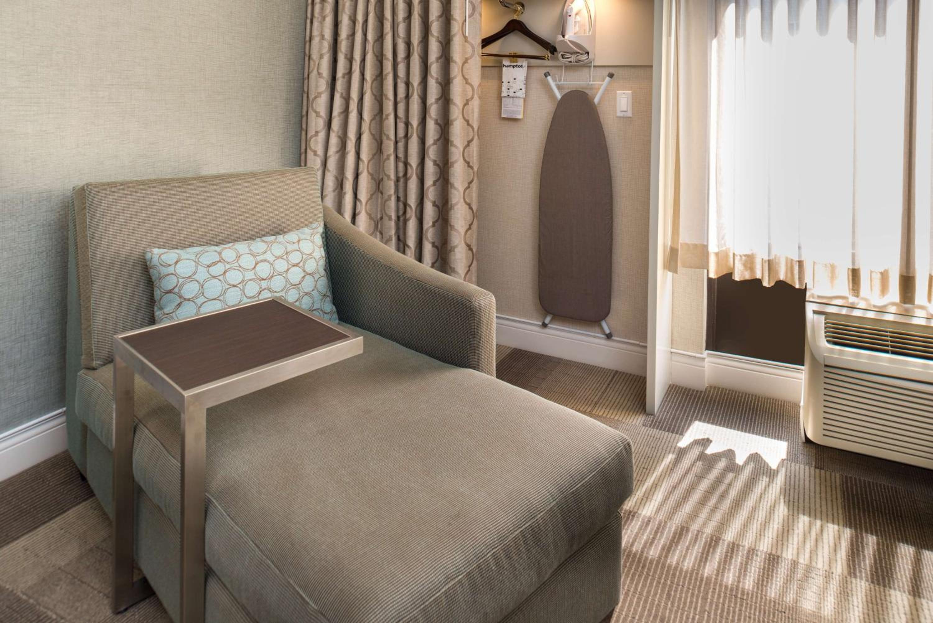 King Room with King Bed - Non-Smoking