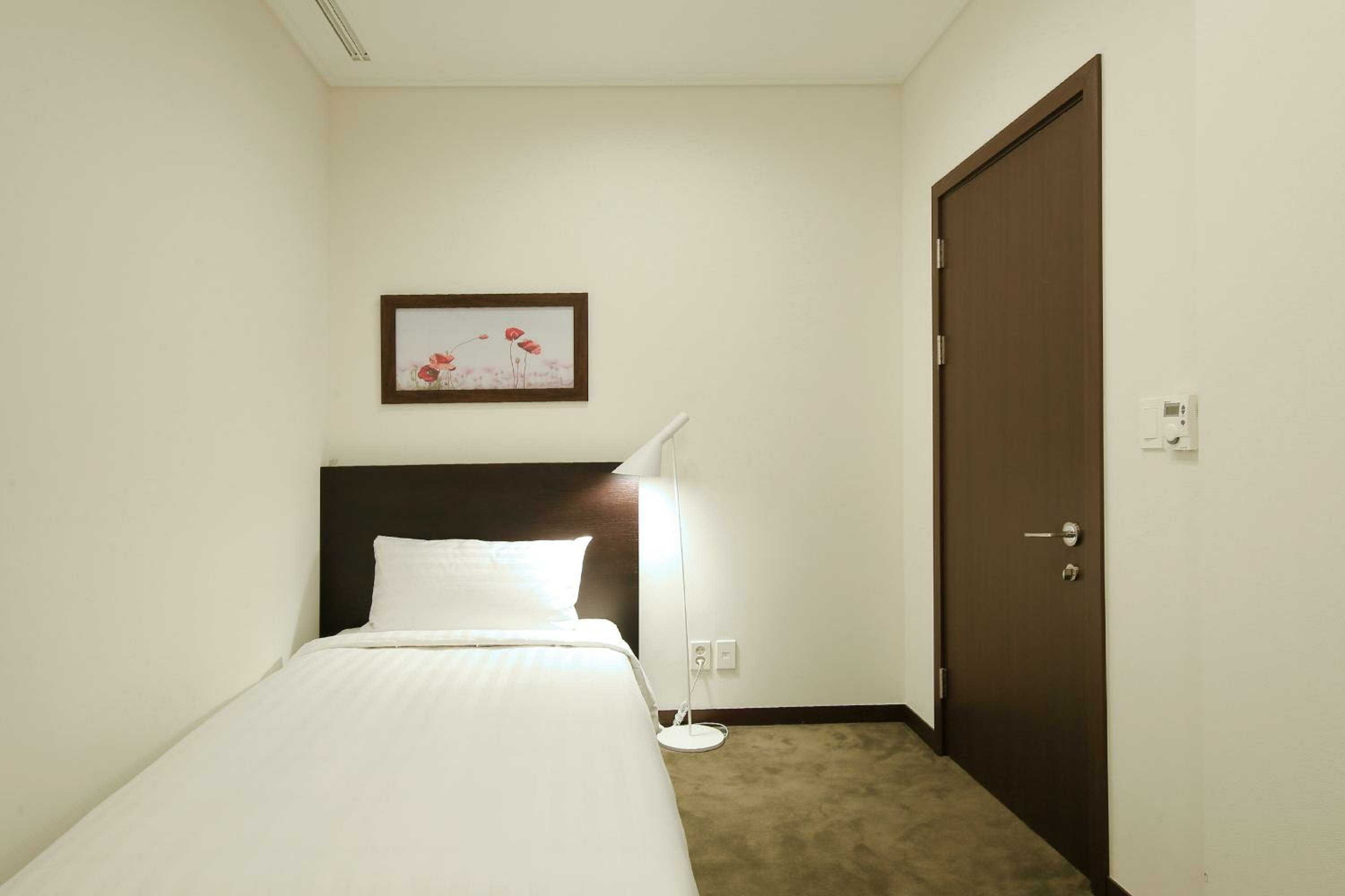 No House Keeping Service - Three-Bedroom Deluxe Apartment (4 Adults)