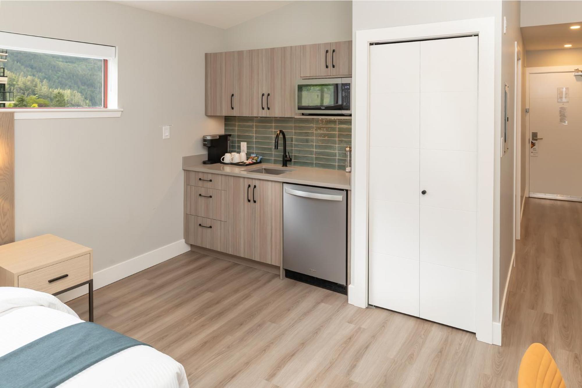 Queen Room with Two Queen Beds - Lake View