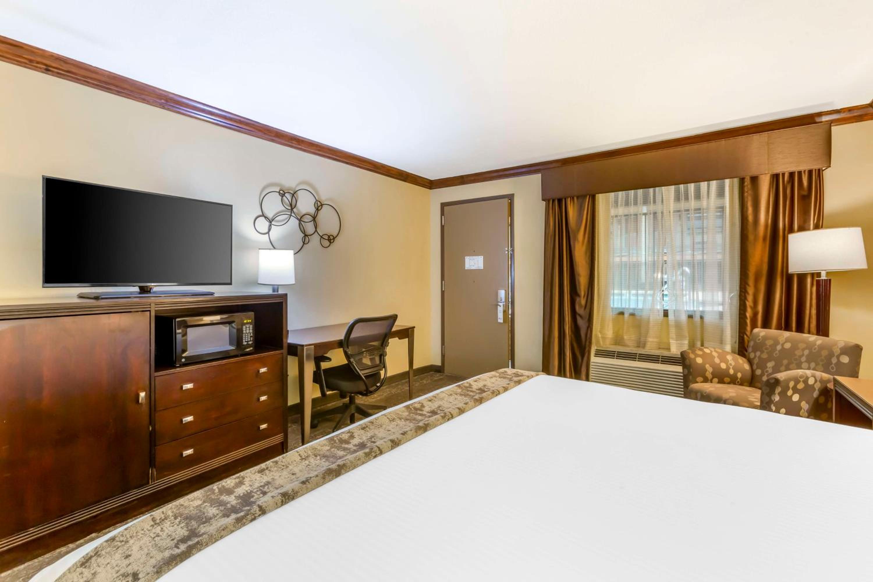 King Room with Bath Tub - Disability Access/Non-Smoking 