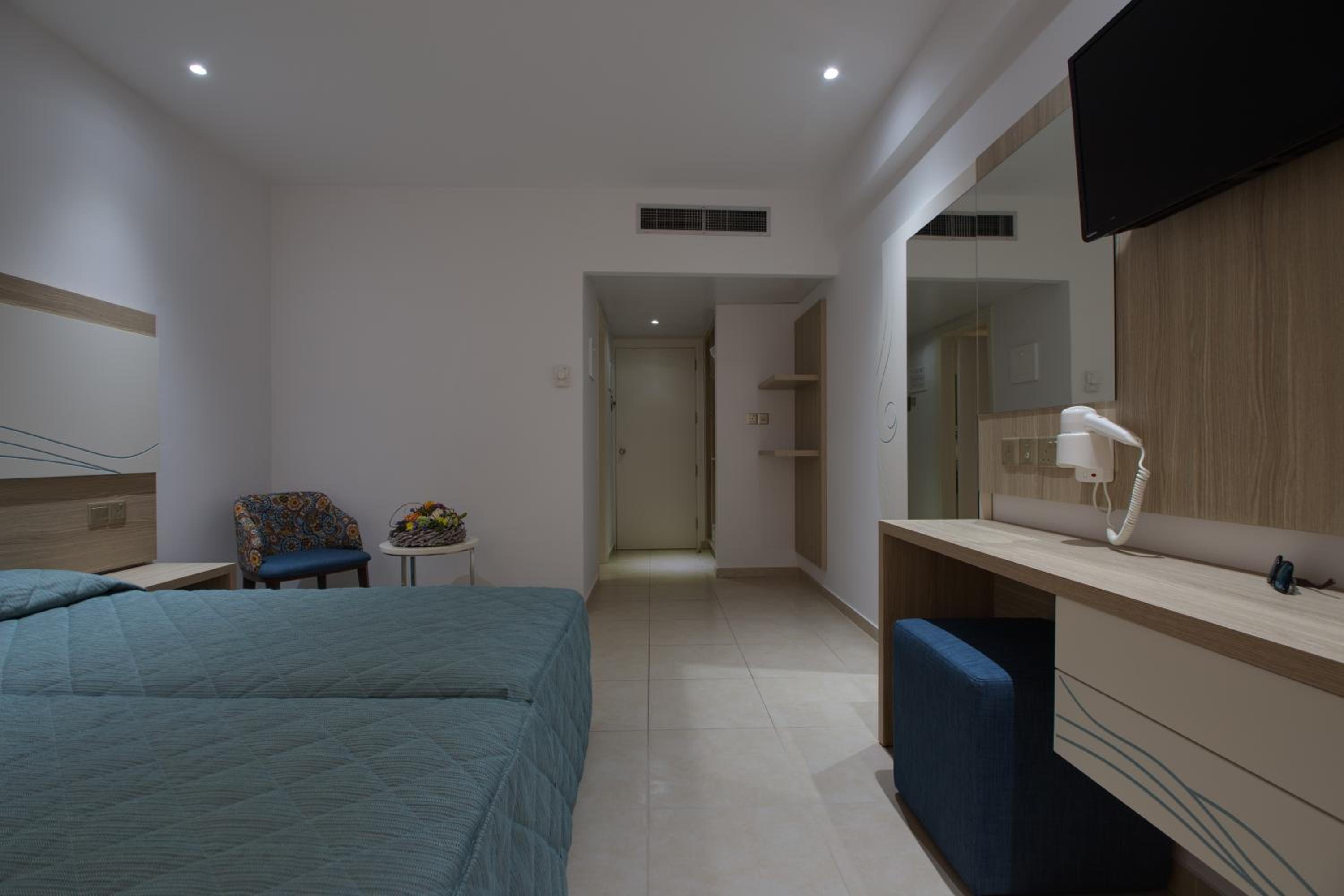 Superior Twin Room with Partial Sea View