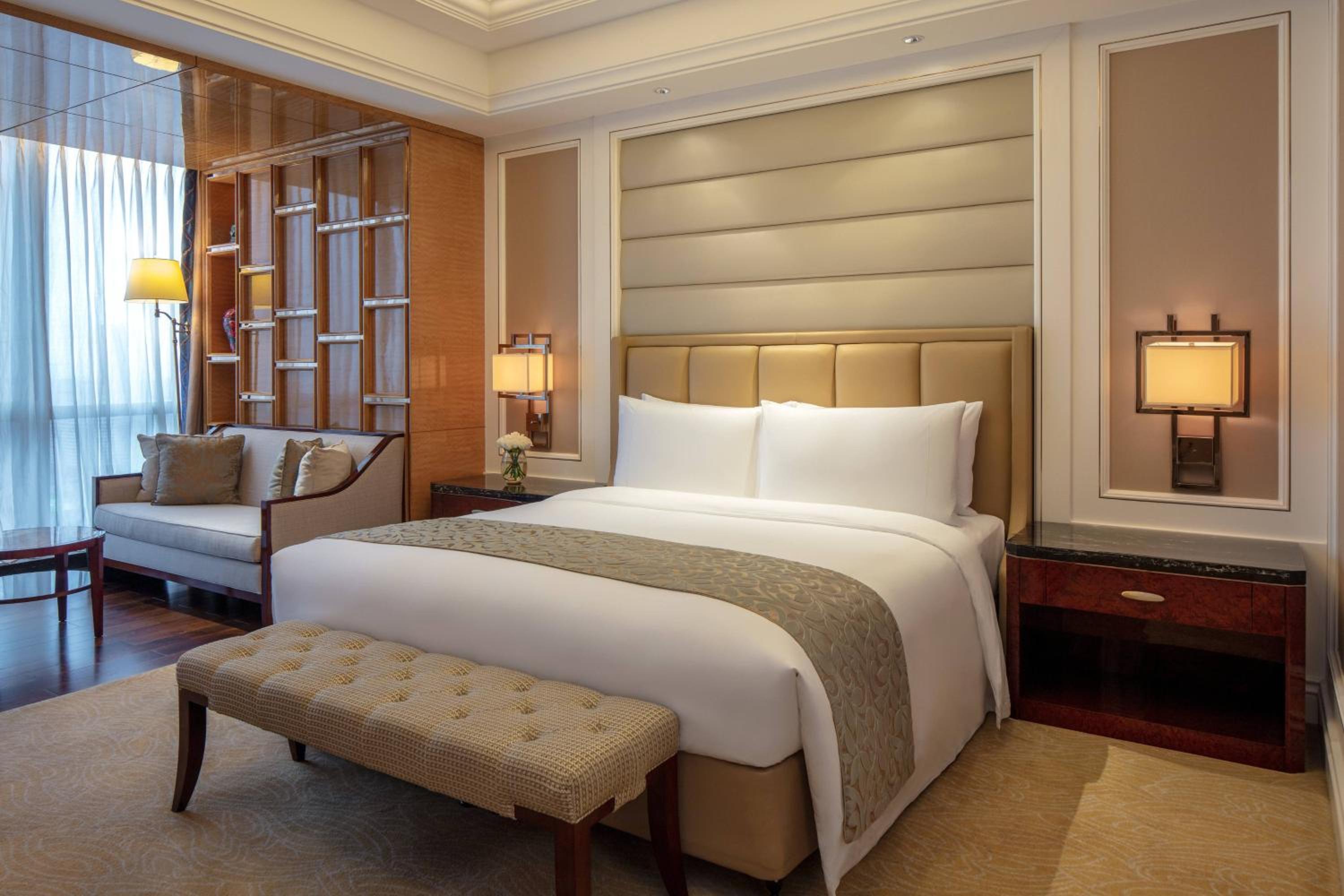 1 King Bed, Square View, Club Lounge Access, Guest Room