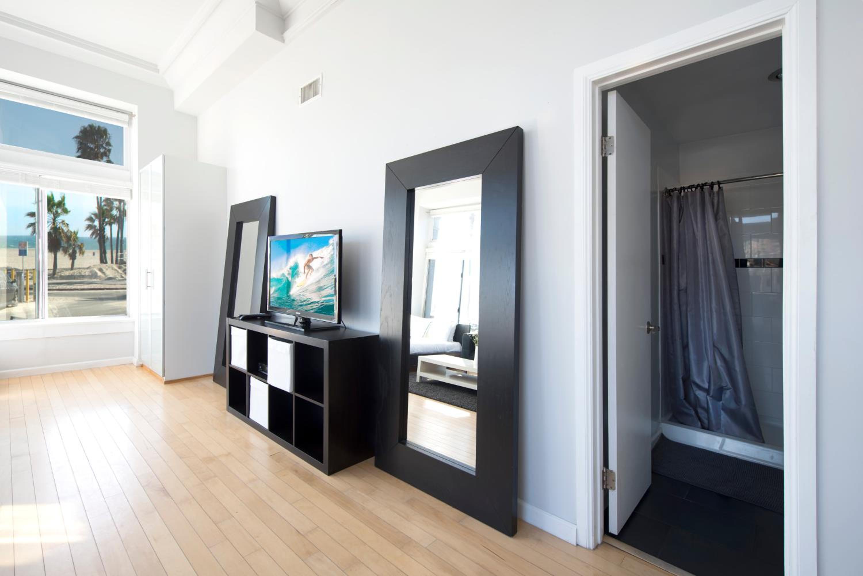 Large Oceanfront Studio