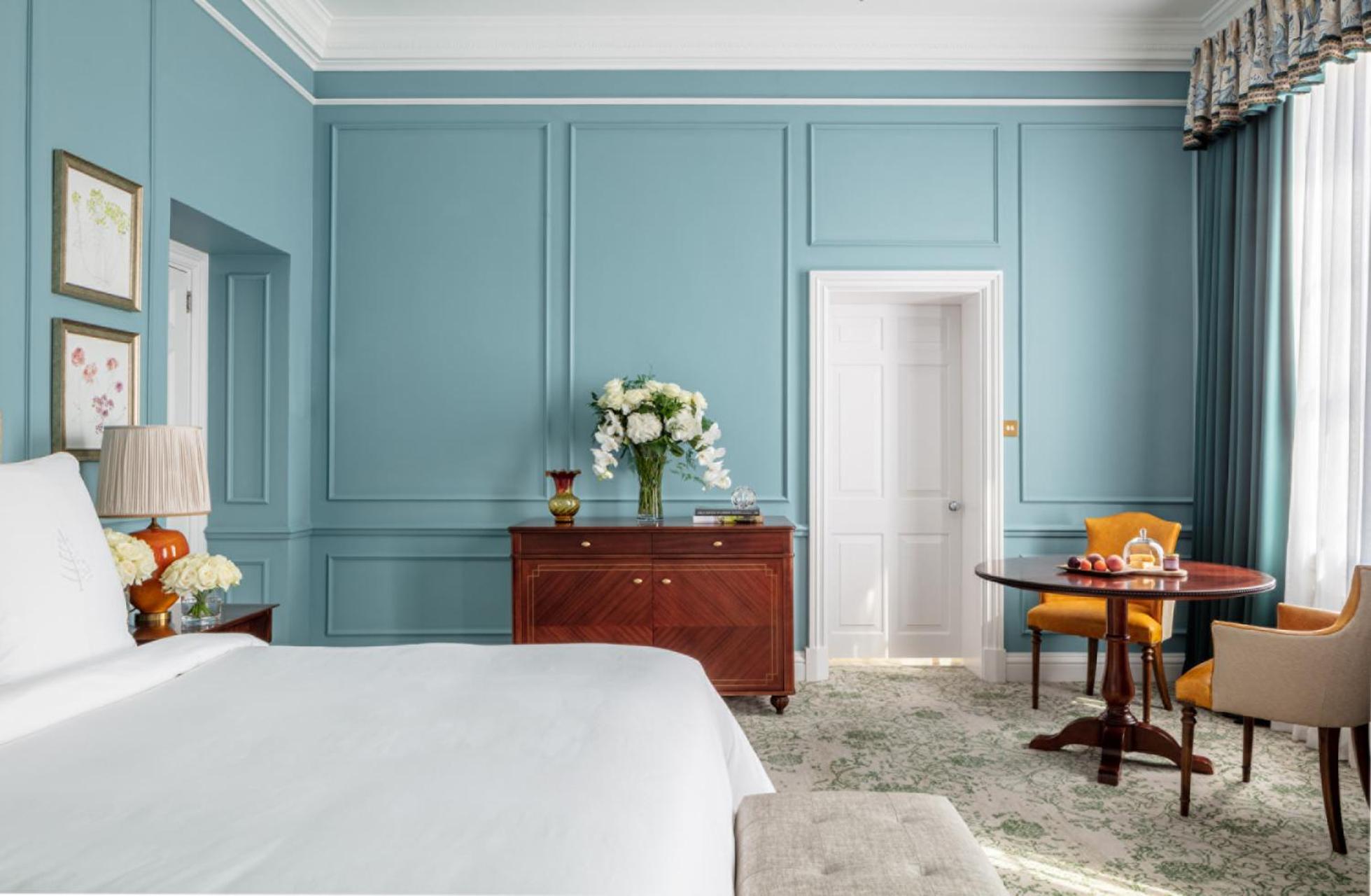 Manor Room with one king bed