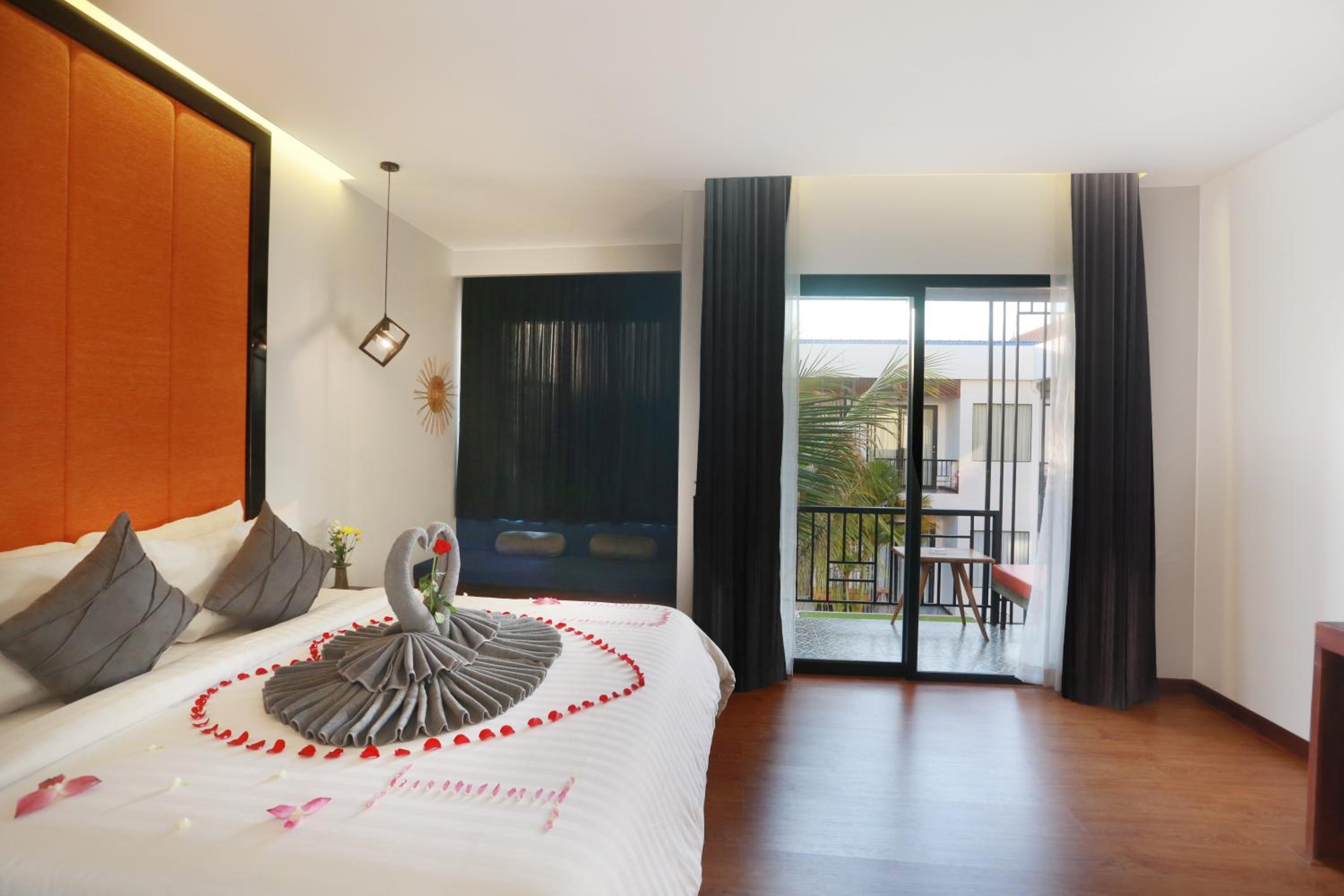 Junior Suite With Balcony Pool View @ Free Pickup