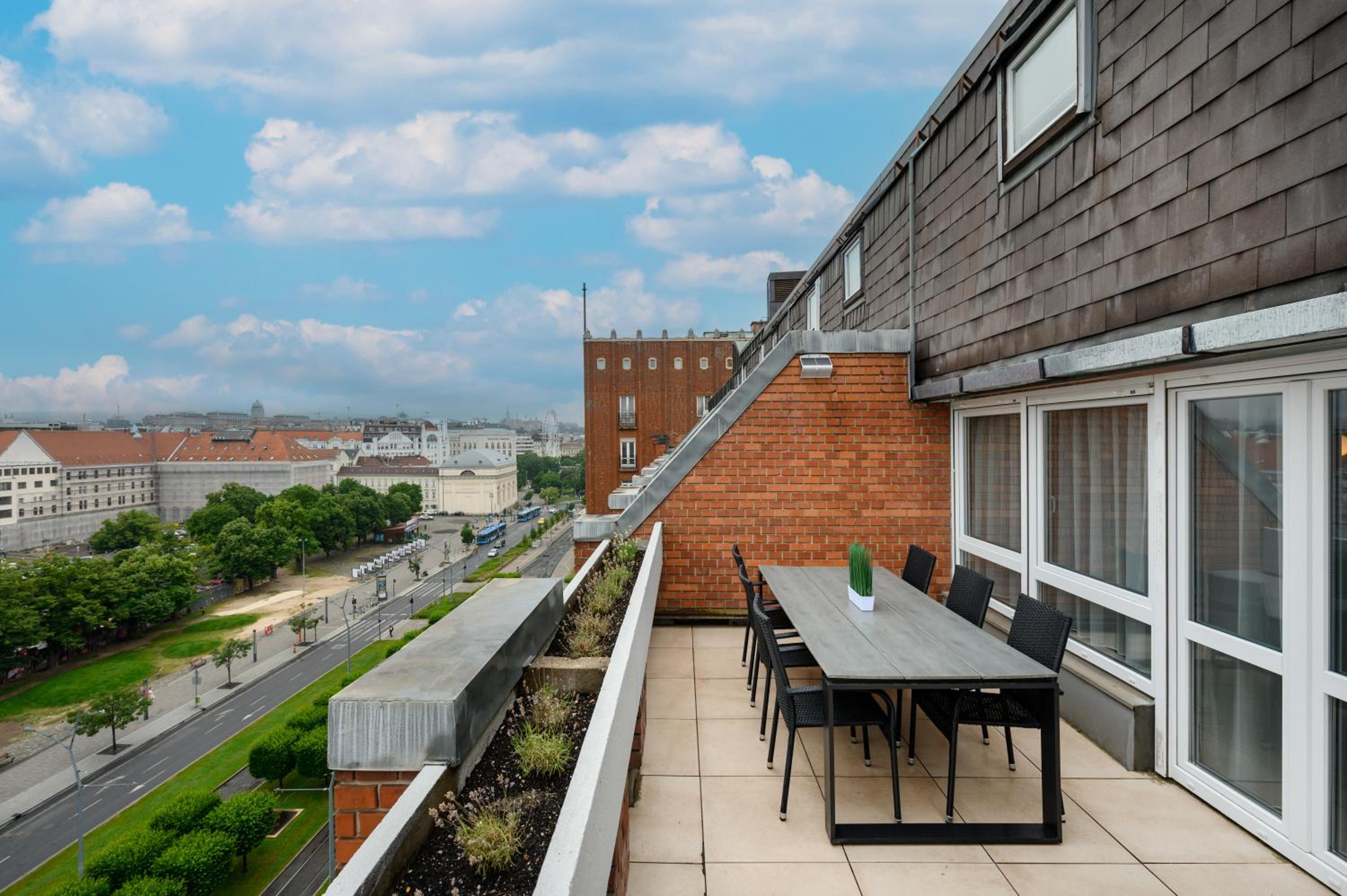 Deluxe Three-Bedroom Apartment with terrace