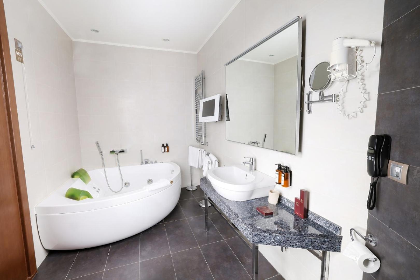 Deluxe Suite with Spa Bath and Sauna