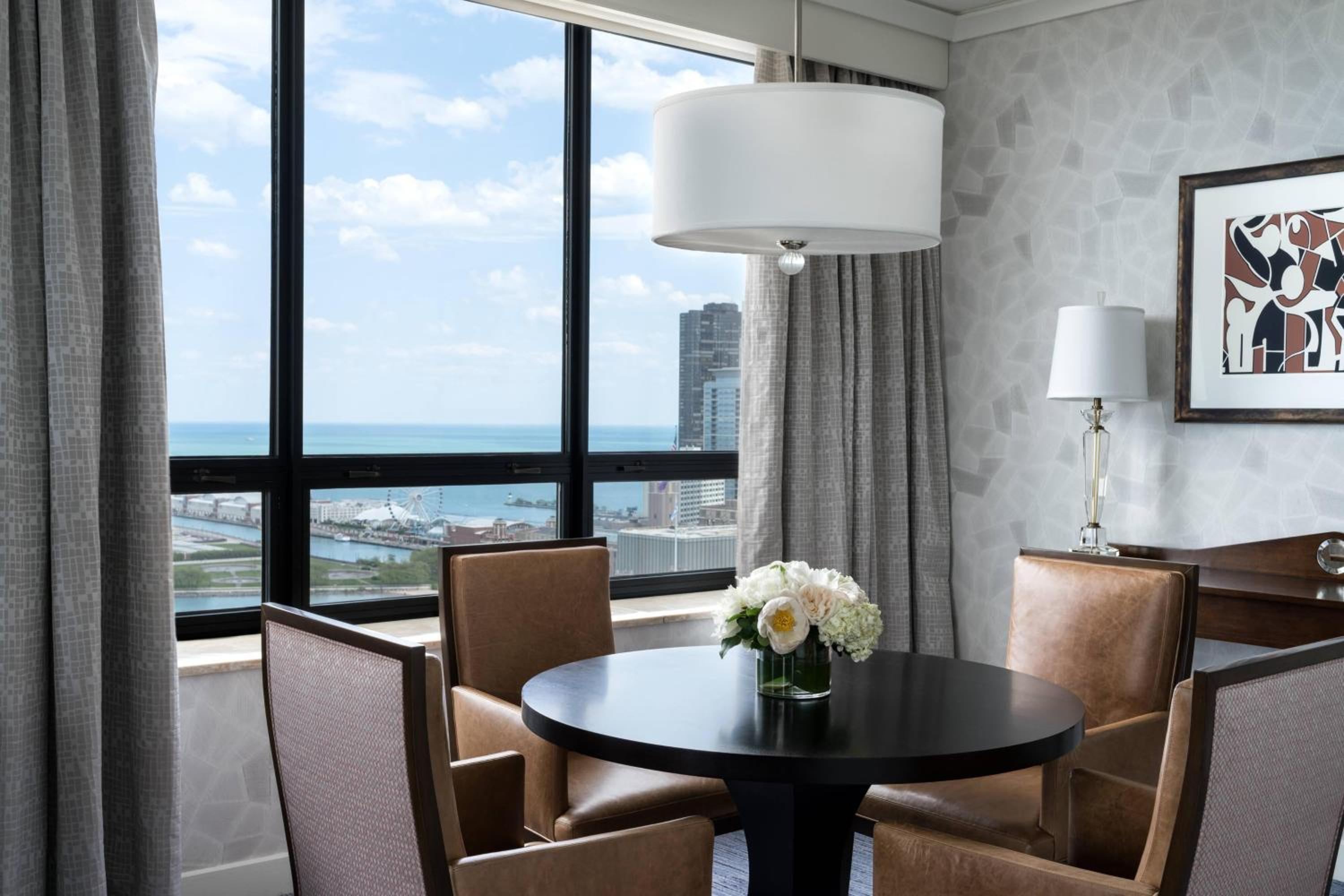 Deluxe King Suite - Lakeside