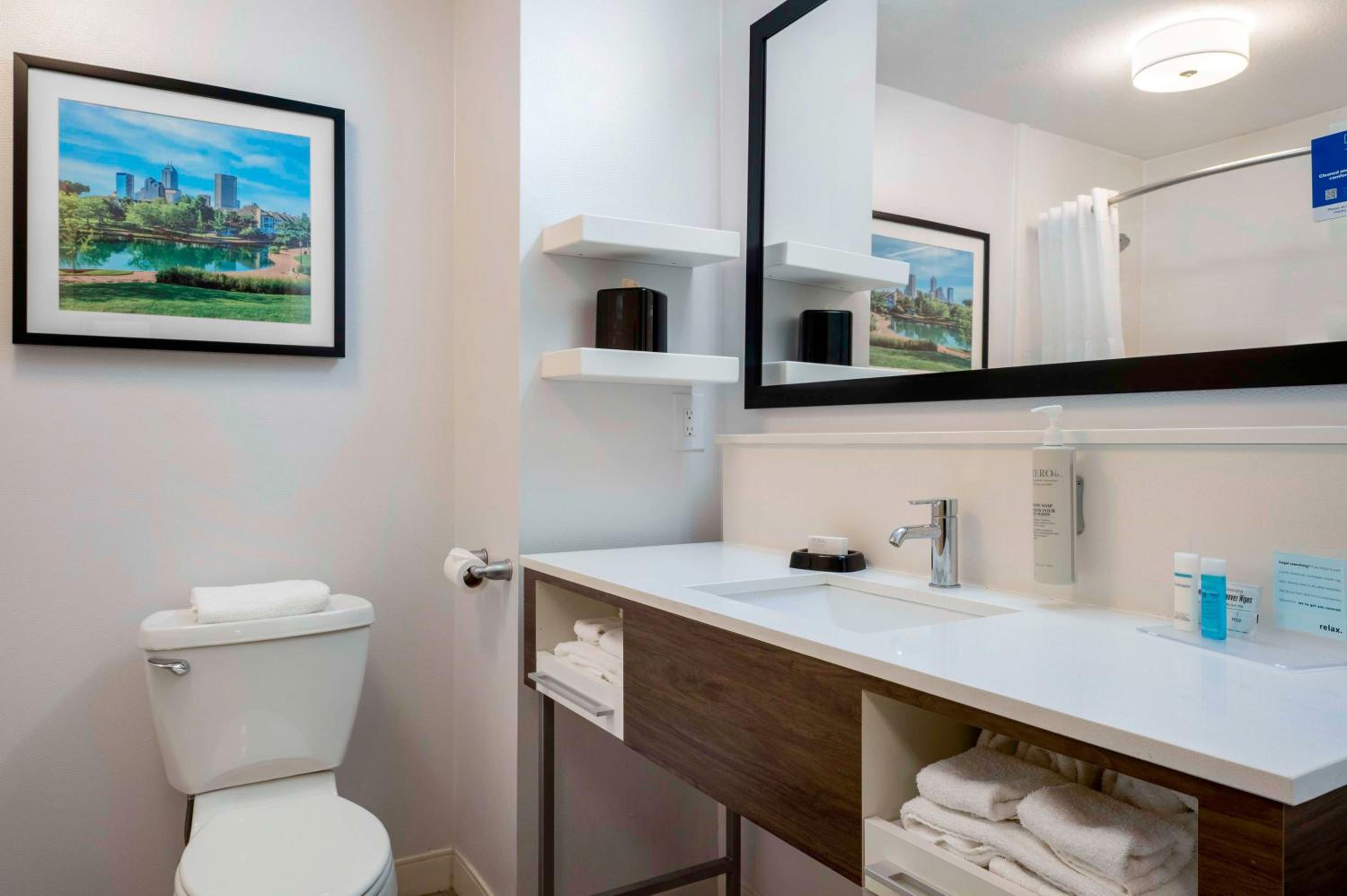 King Room with Accessible Tub - Mobility and Hearing Access/Non-Smoking