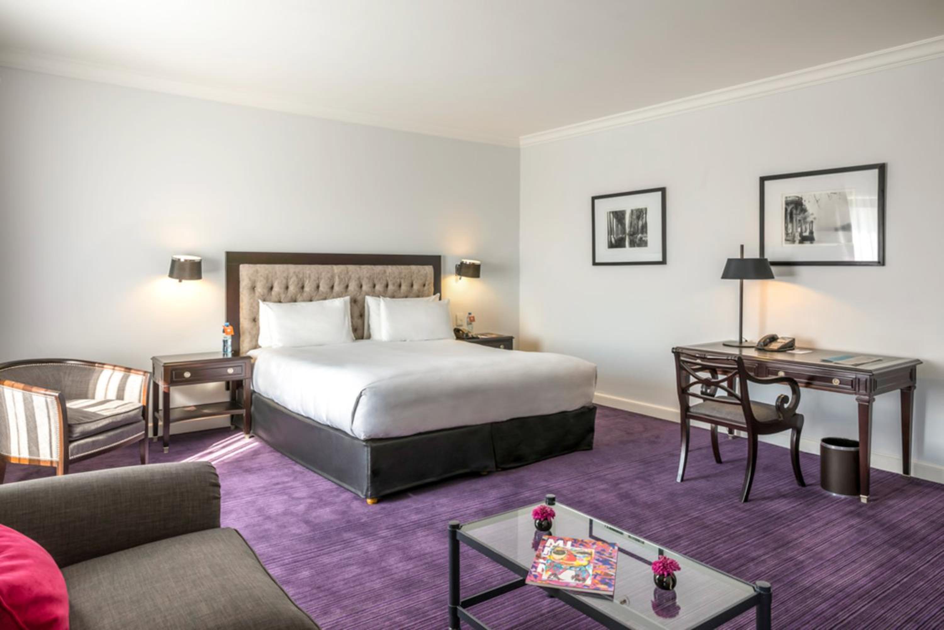 Junior Queen Suite with City View