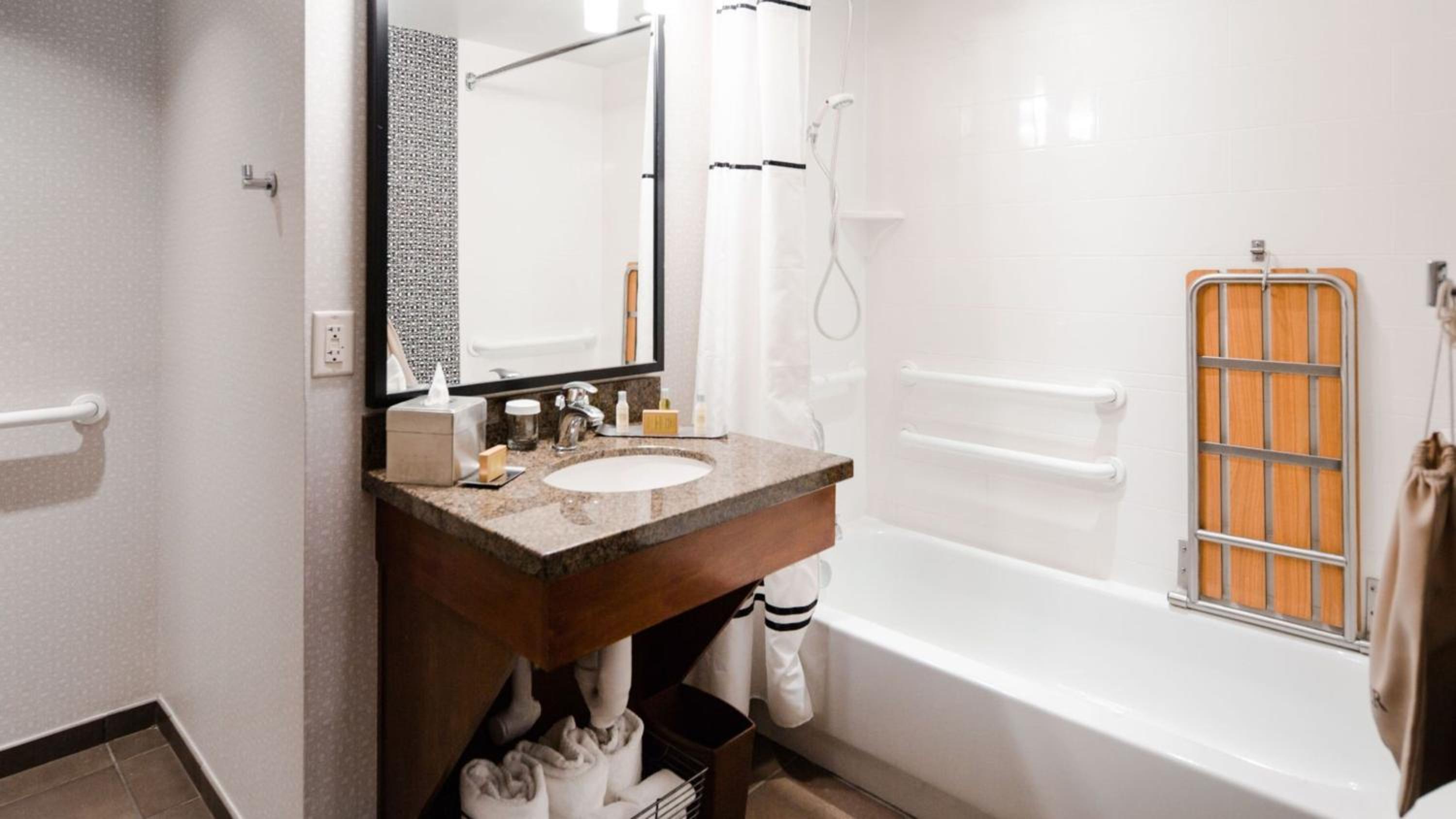 King Room with Accessible Tub - Mobility and Hearing Access/Non-Smoking
