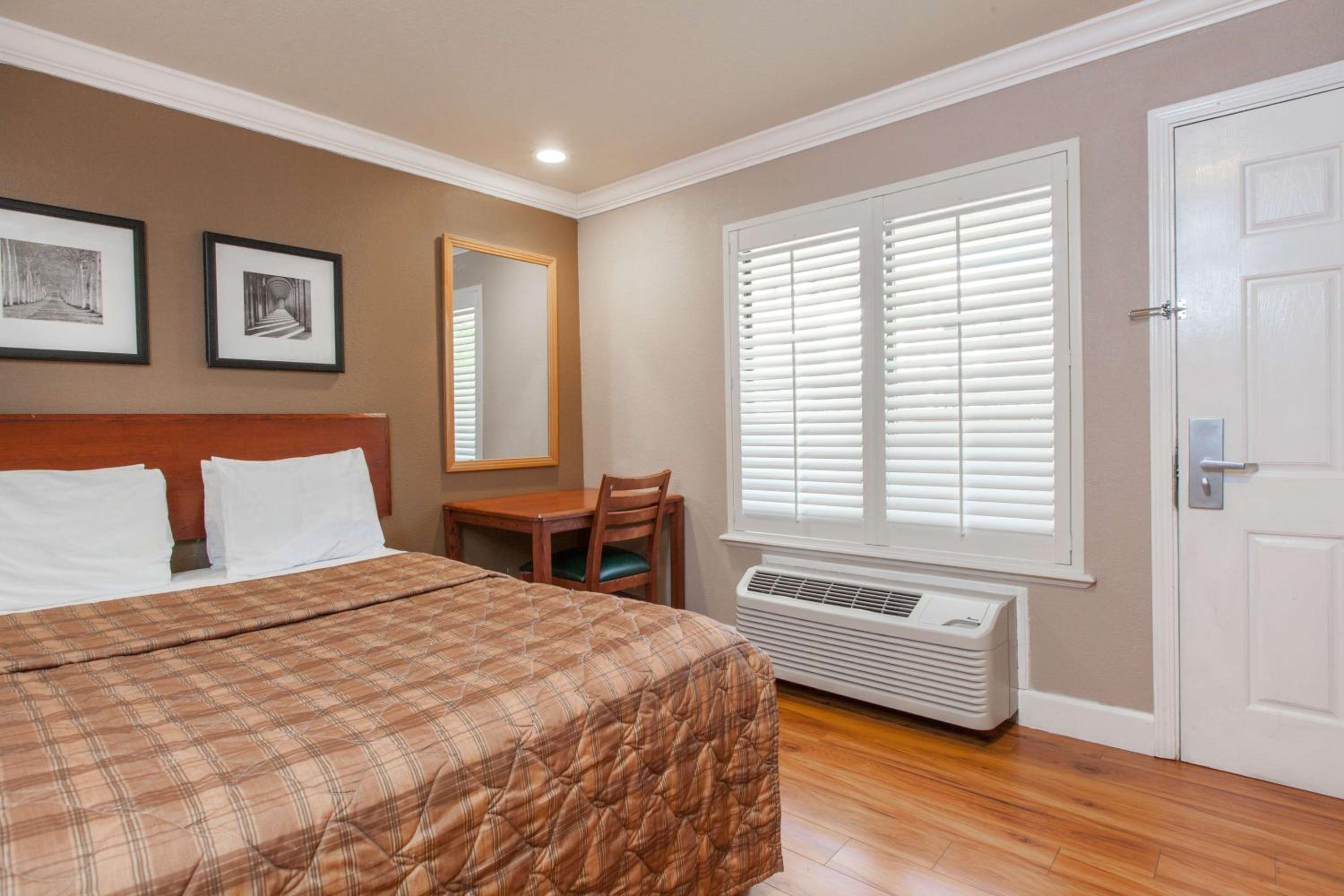 Queen Room - Disability Access/Non-Smoking