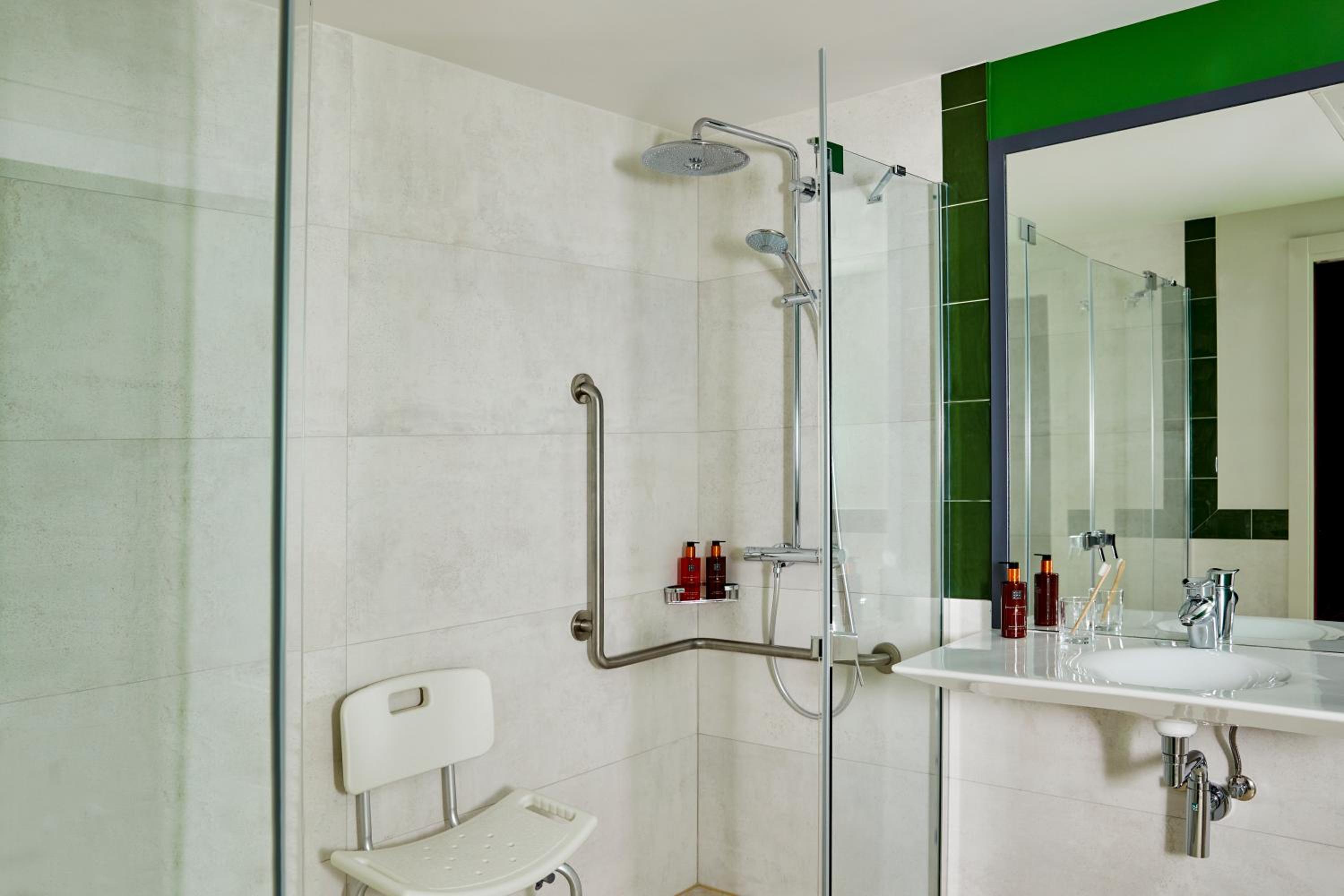 King Room - Mobility Access/Roll in Shower - Non-Smoking