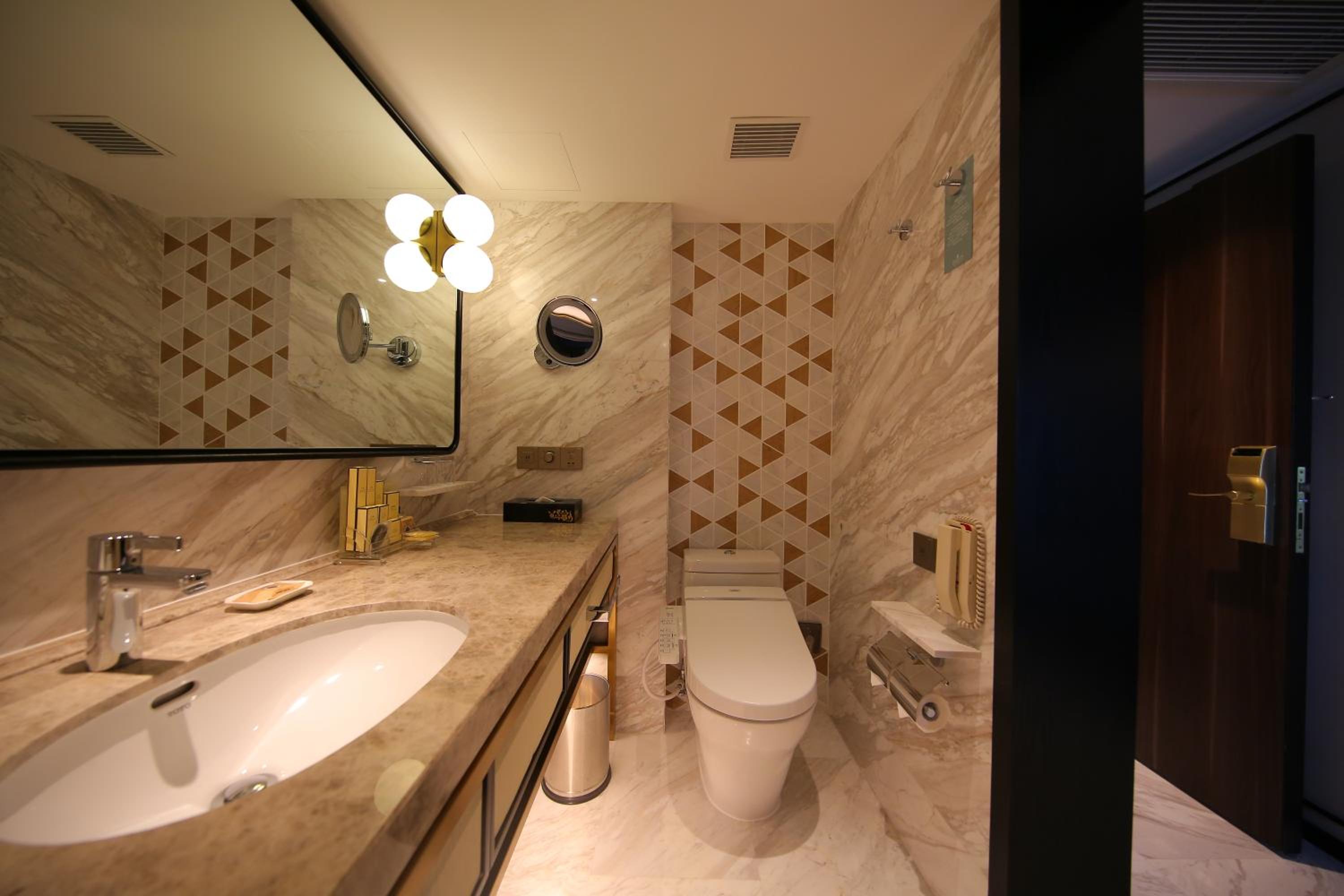 Deluxe City View Family Room