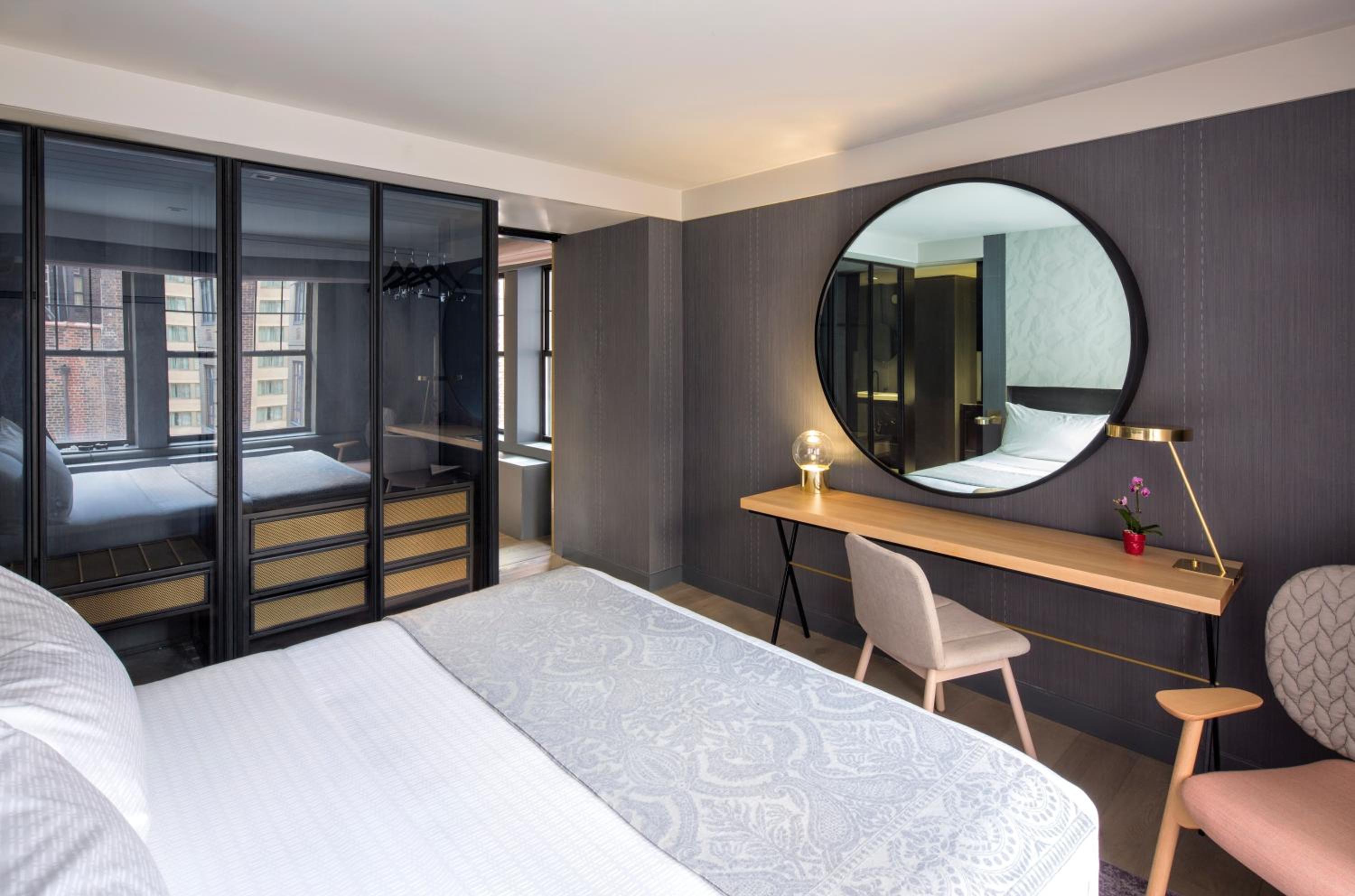 One-Bedroom Deluxe King Suite