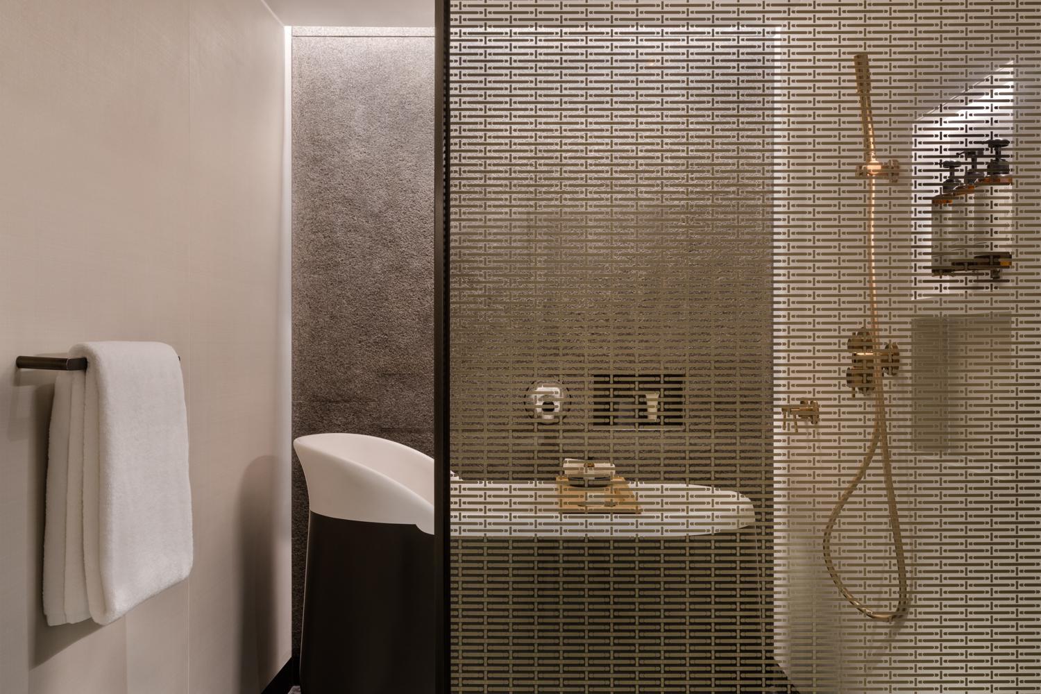 1 King Suite with Sea View - Regent Club Access