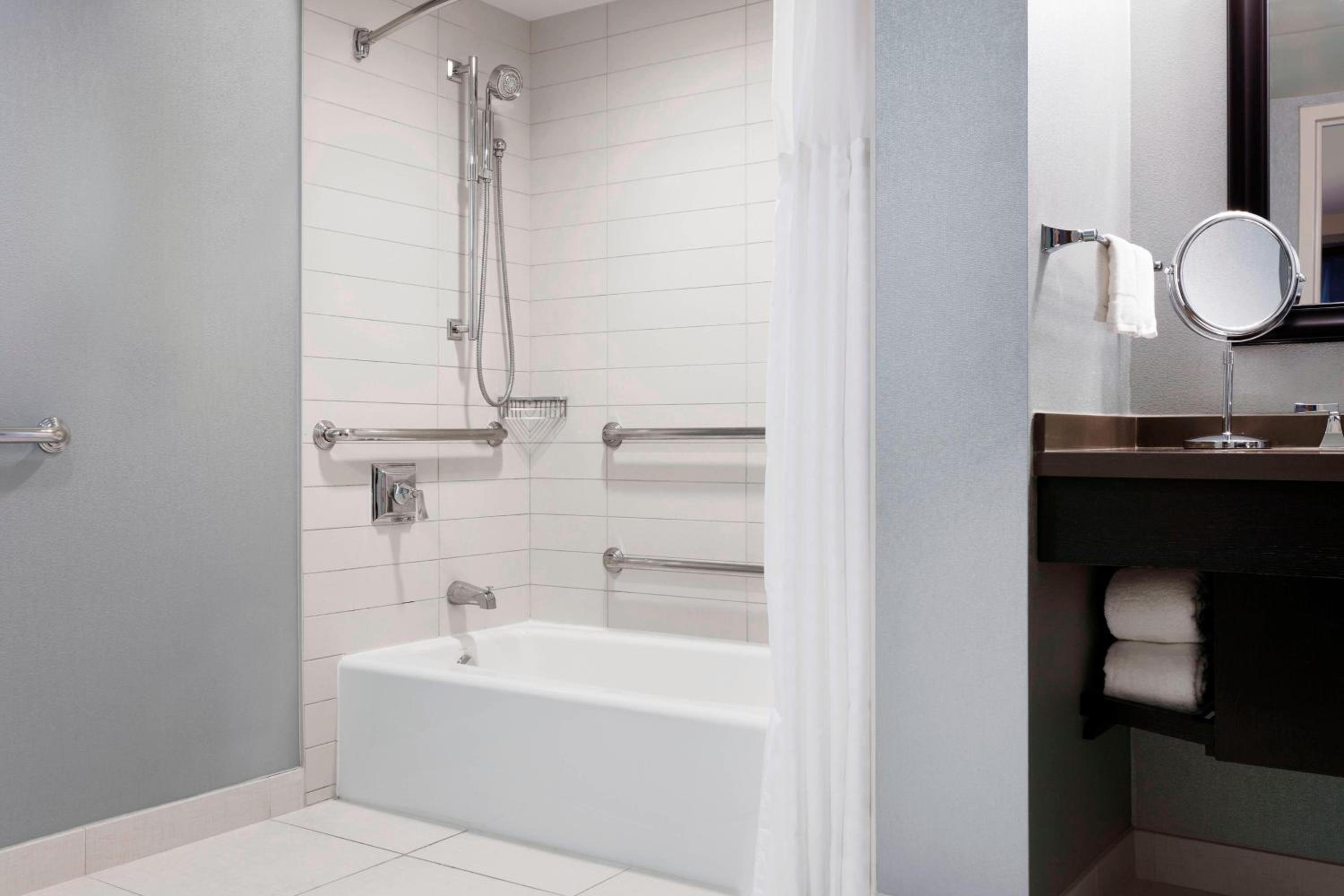 King Room with Adapted Tub - Mobility Accessible