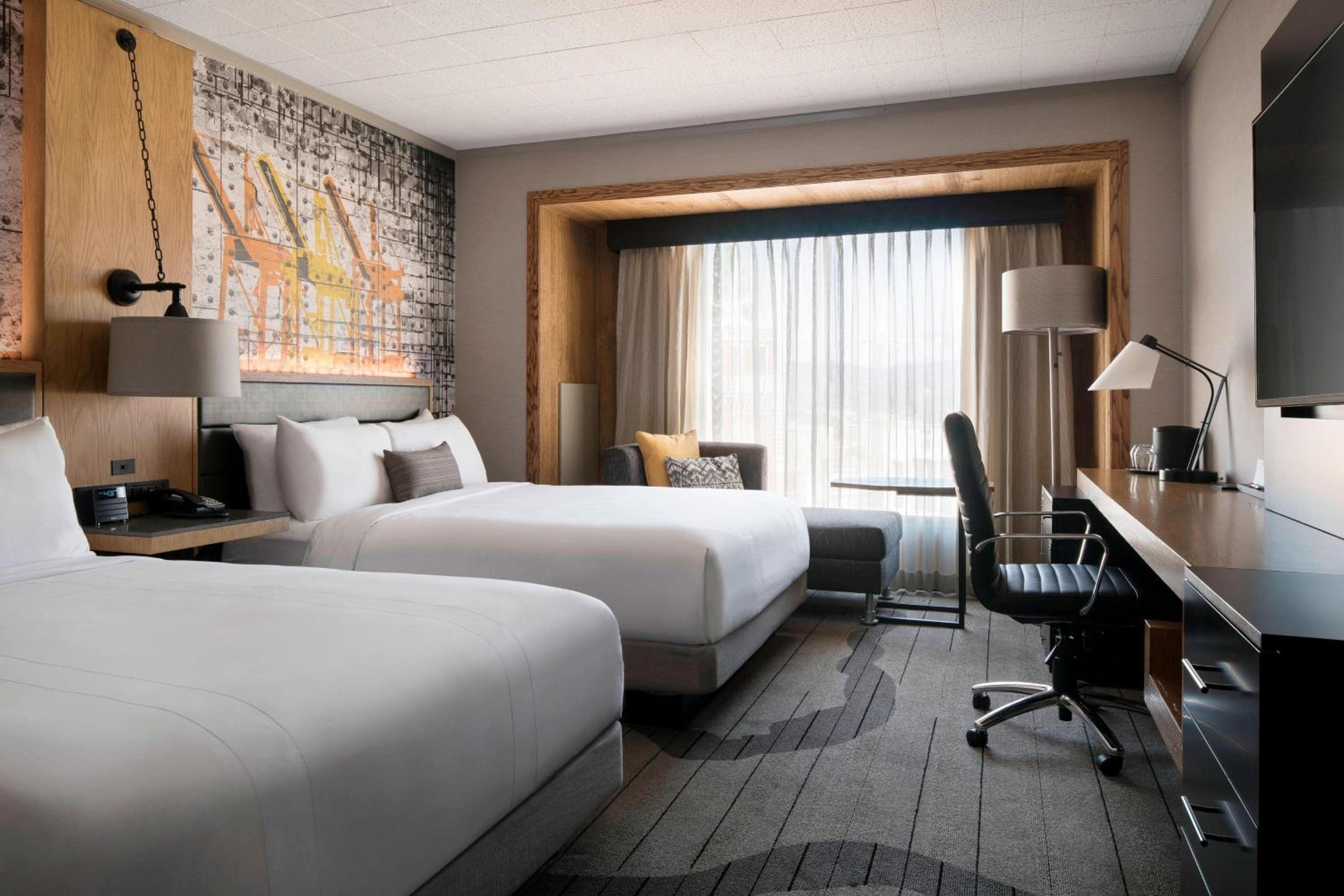 Queen Guest Room with Two Queen Beds and Bay View - High Floor