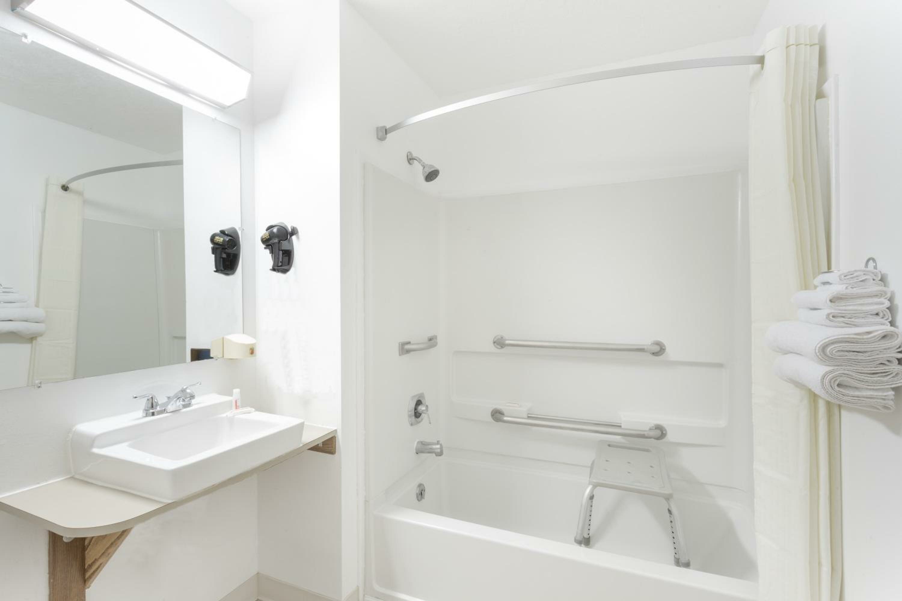 Queen Room - Disability Access/Non-Smoking