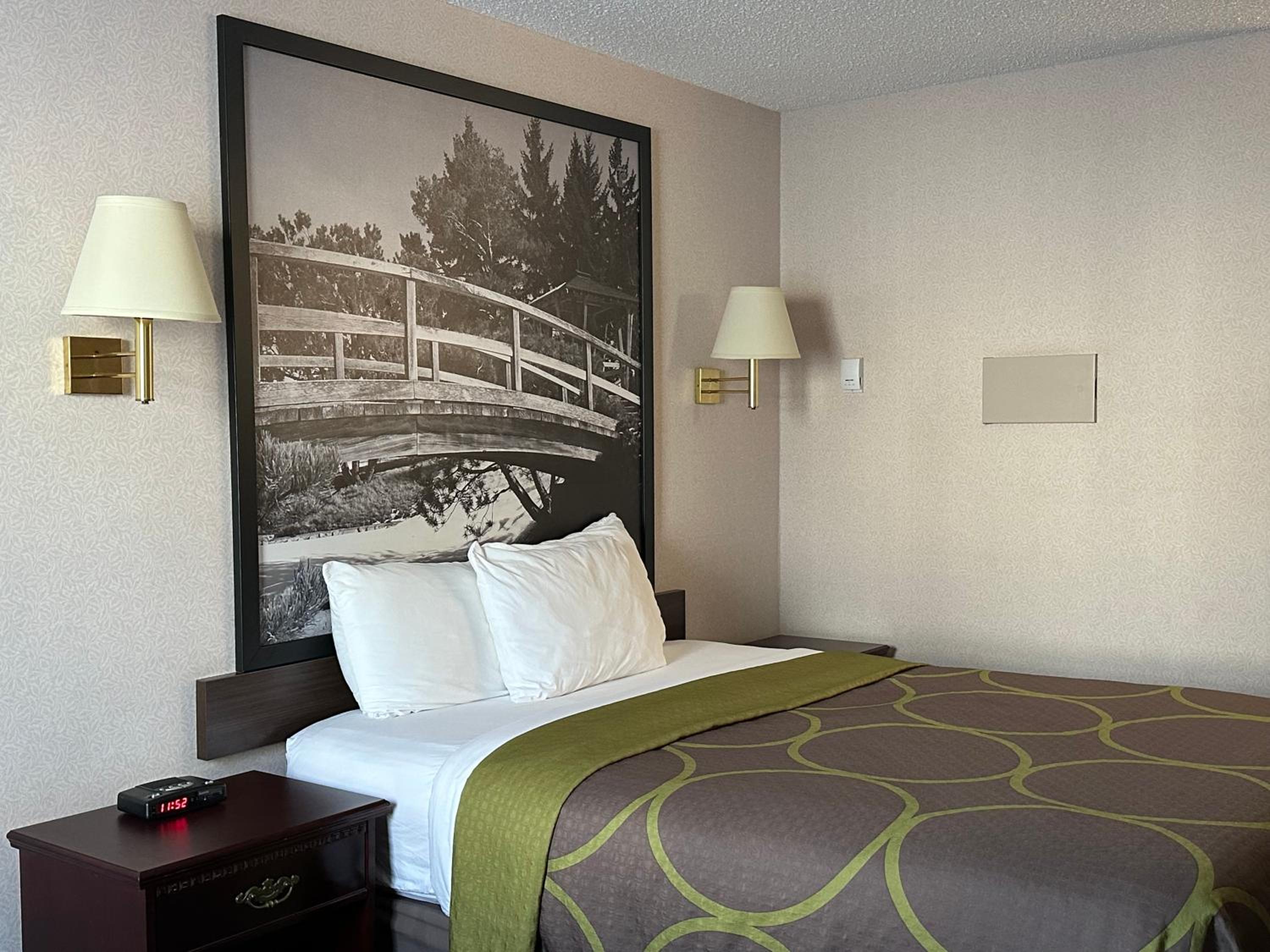 Queen Room - Non-Smoking